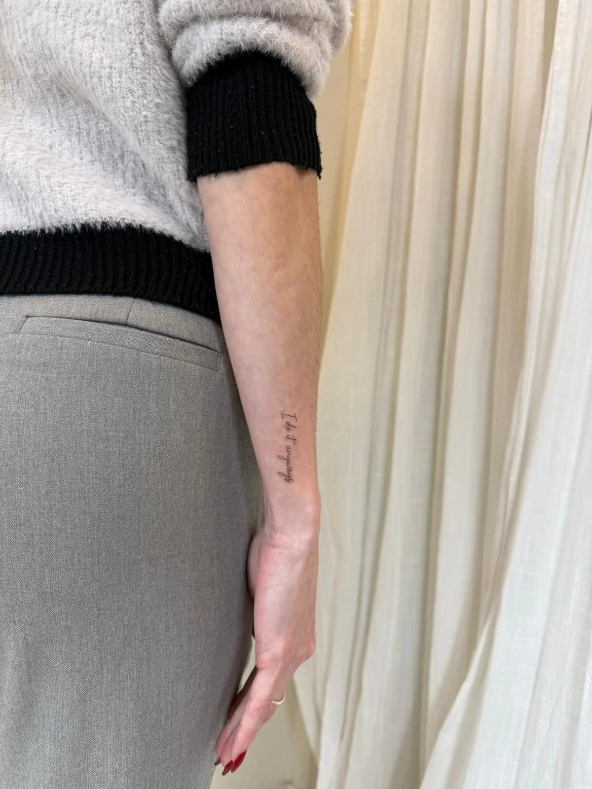 Tatuaje letras-frases frase cursiva vertical antebrazo