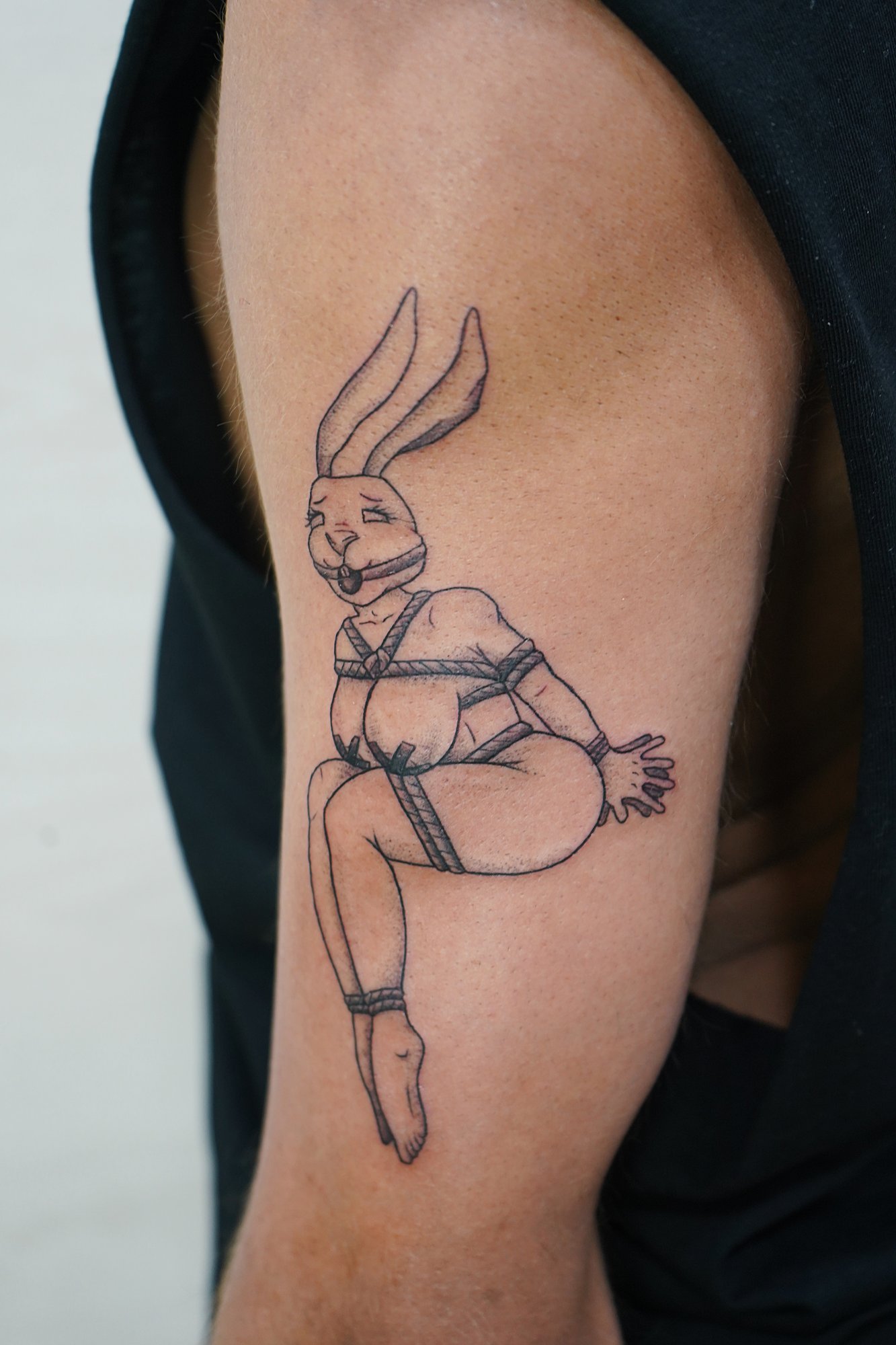 Tatuaje de frase cursiva en zona desconocida, línea fina