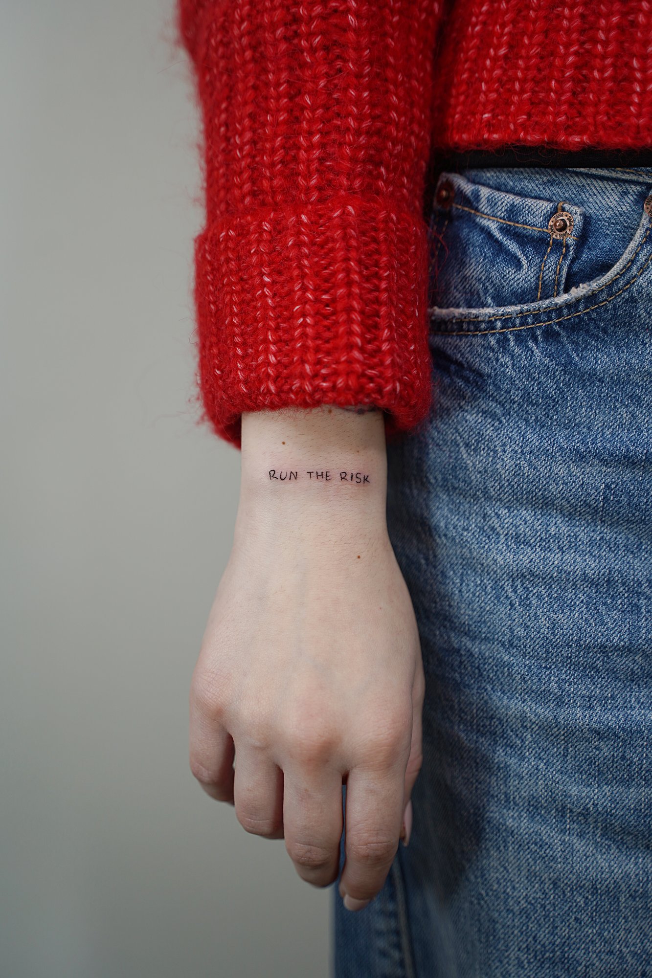 Tatuaje de frase cursiva en zona desconocida, línea fina
