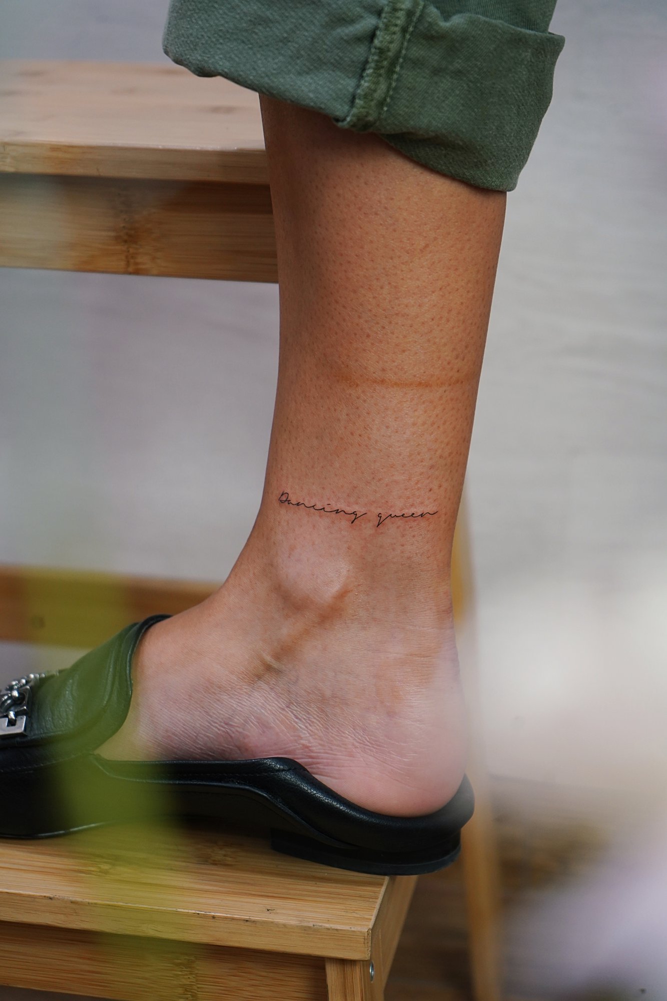 Tatuaje de frase dancing queen en tobillo, línea fina