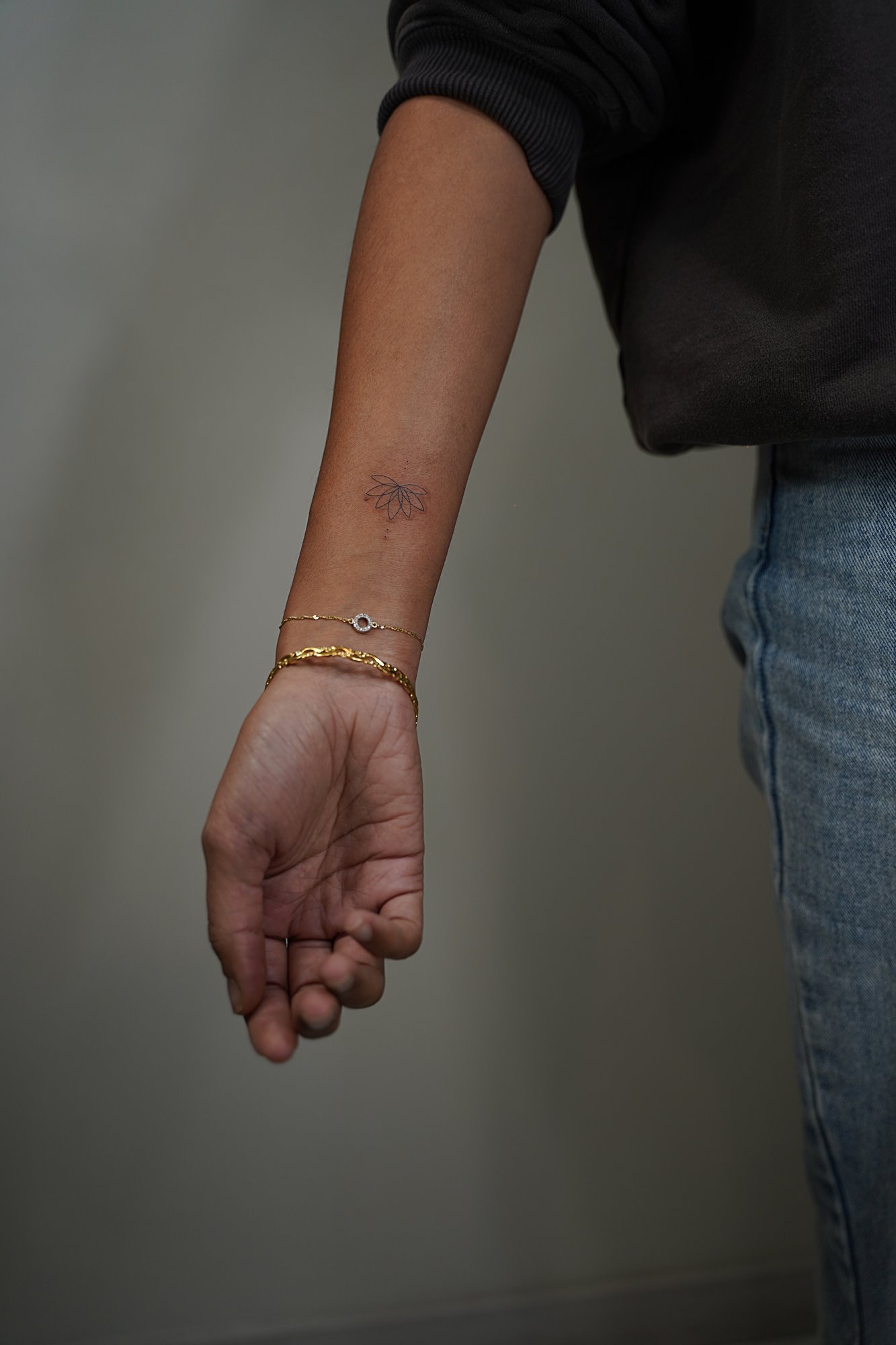 Tatuaje de frase dejame cuidarte en zona desconocida, línea fina