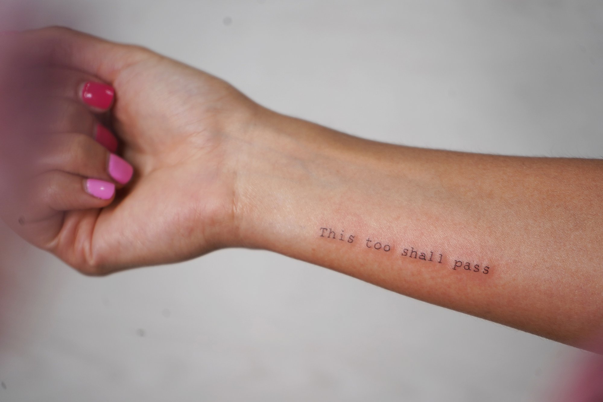 Tatuaje de frase freedom ballena en zona desconocida, línea fina