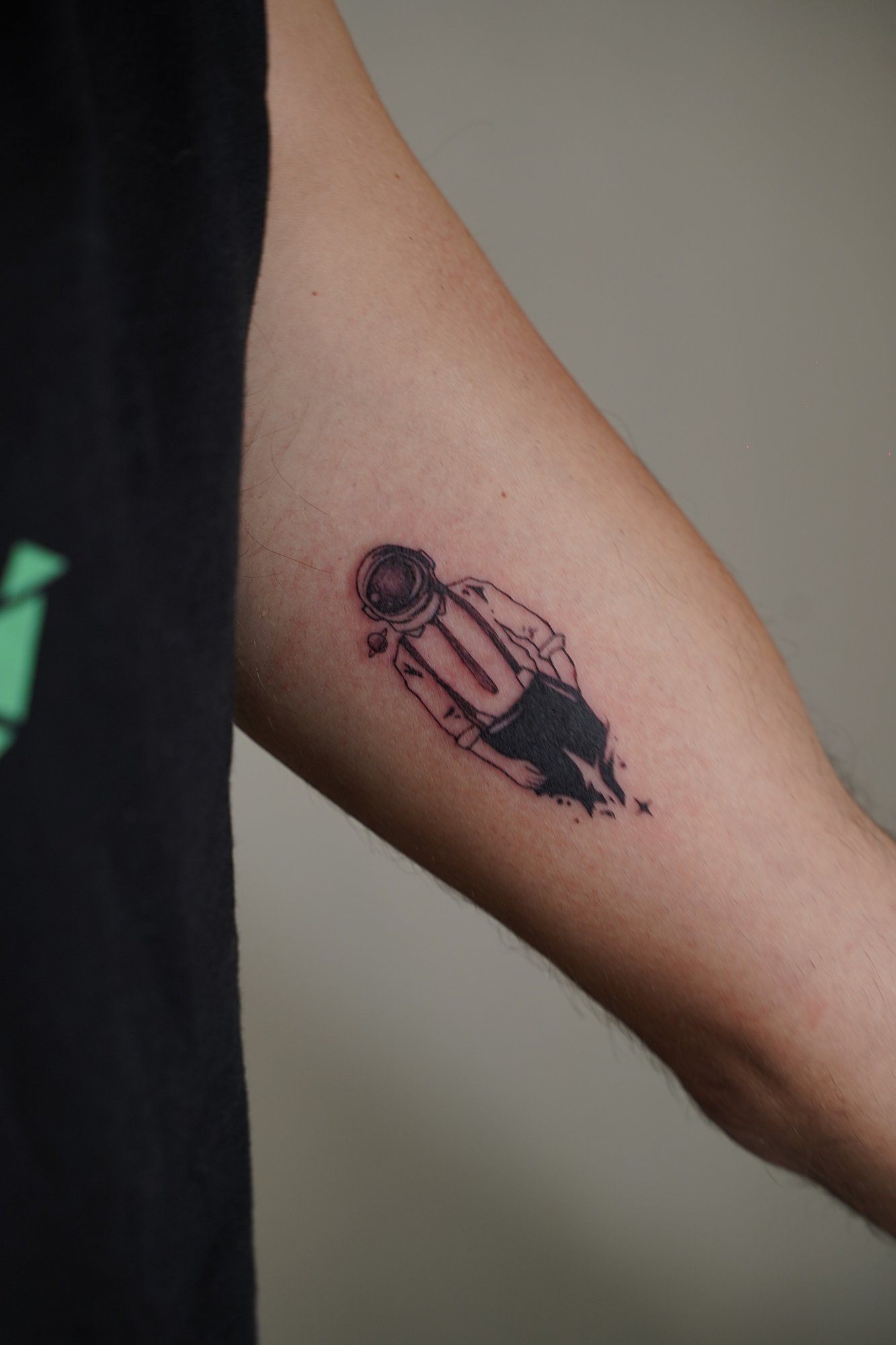 Tatuaje de frase girl power en cadera, línea fina