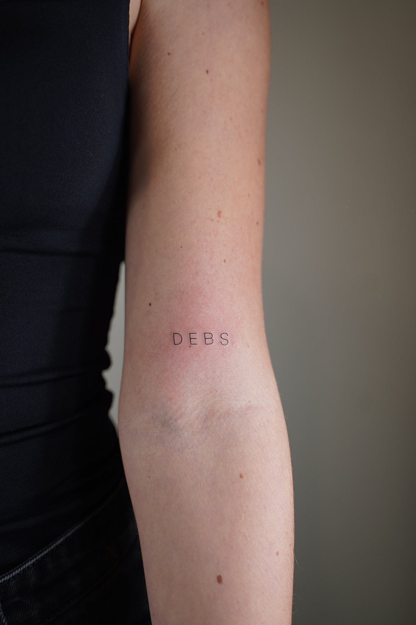 Tatuaje de frase ingles en zona desconocida, línea fina