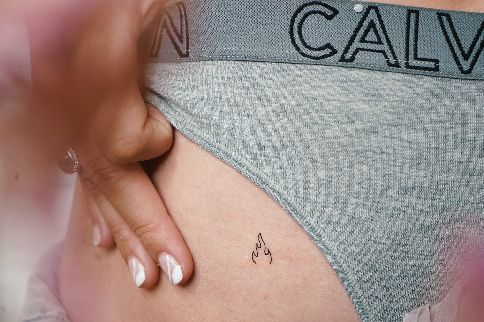Tatuaje de frase inhale exhale en costilla, línea fina