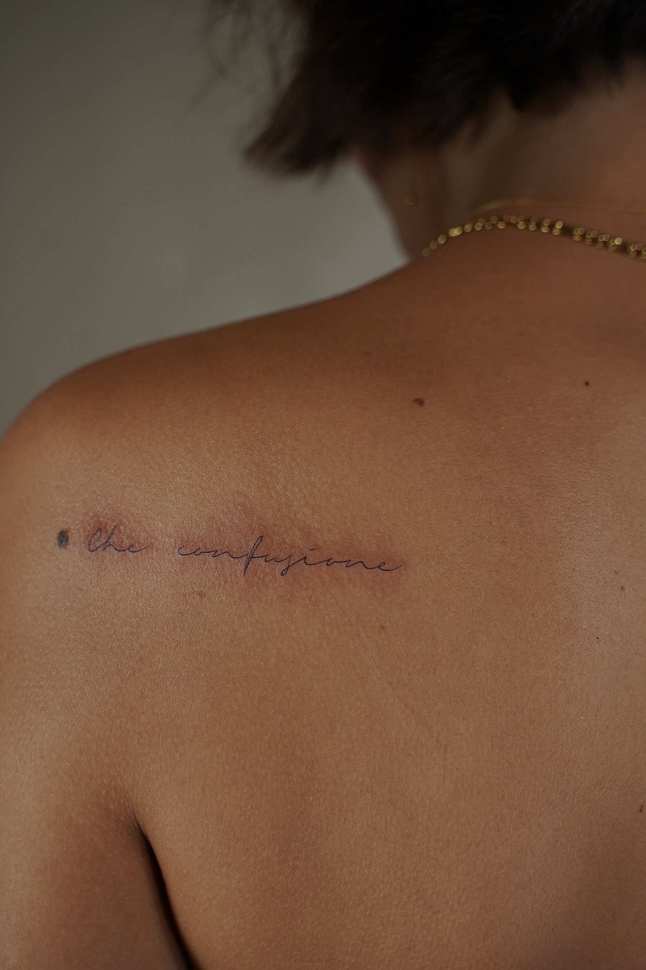 Tatuaje de frase italiana en zona desconocida, línea fina