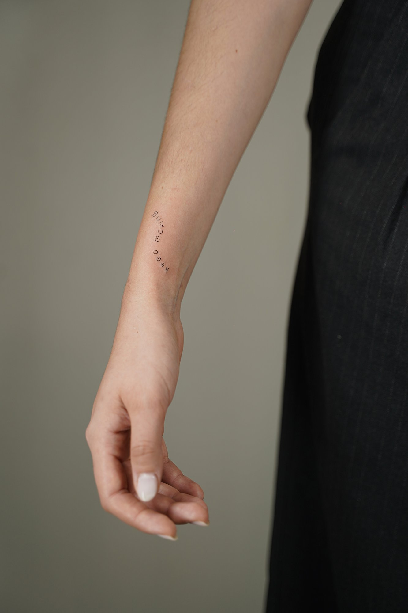 Tatuaje de frase keep moving en zona desconocida, línea fina