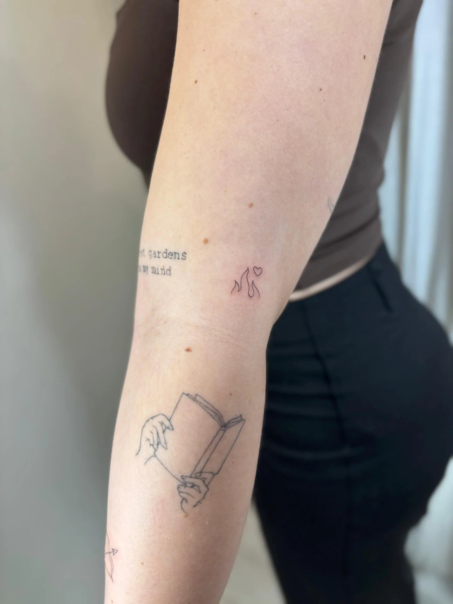 Tatuaje letras-frases frase libro manos corazon antebrazo