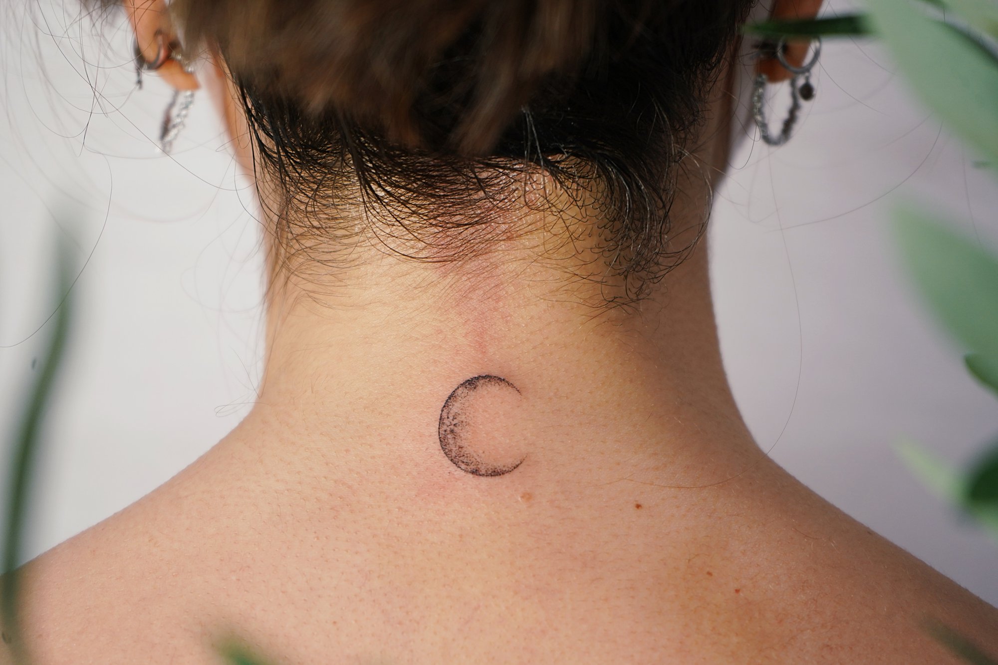 Tatuaje de frase love yourself en costilla, línea fina