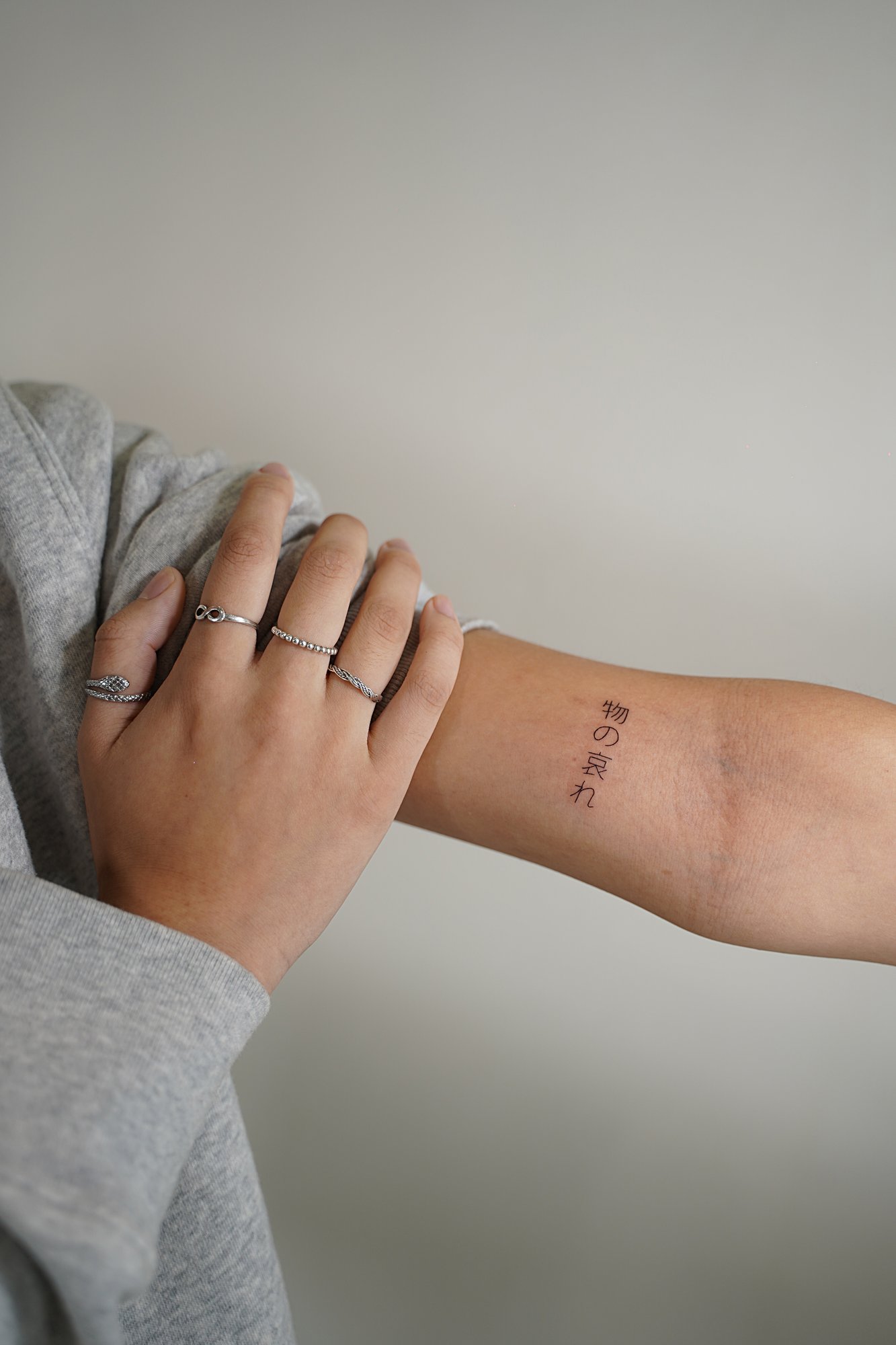Tatuaje de frase love yourself en costilla, línea fina