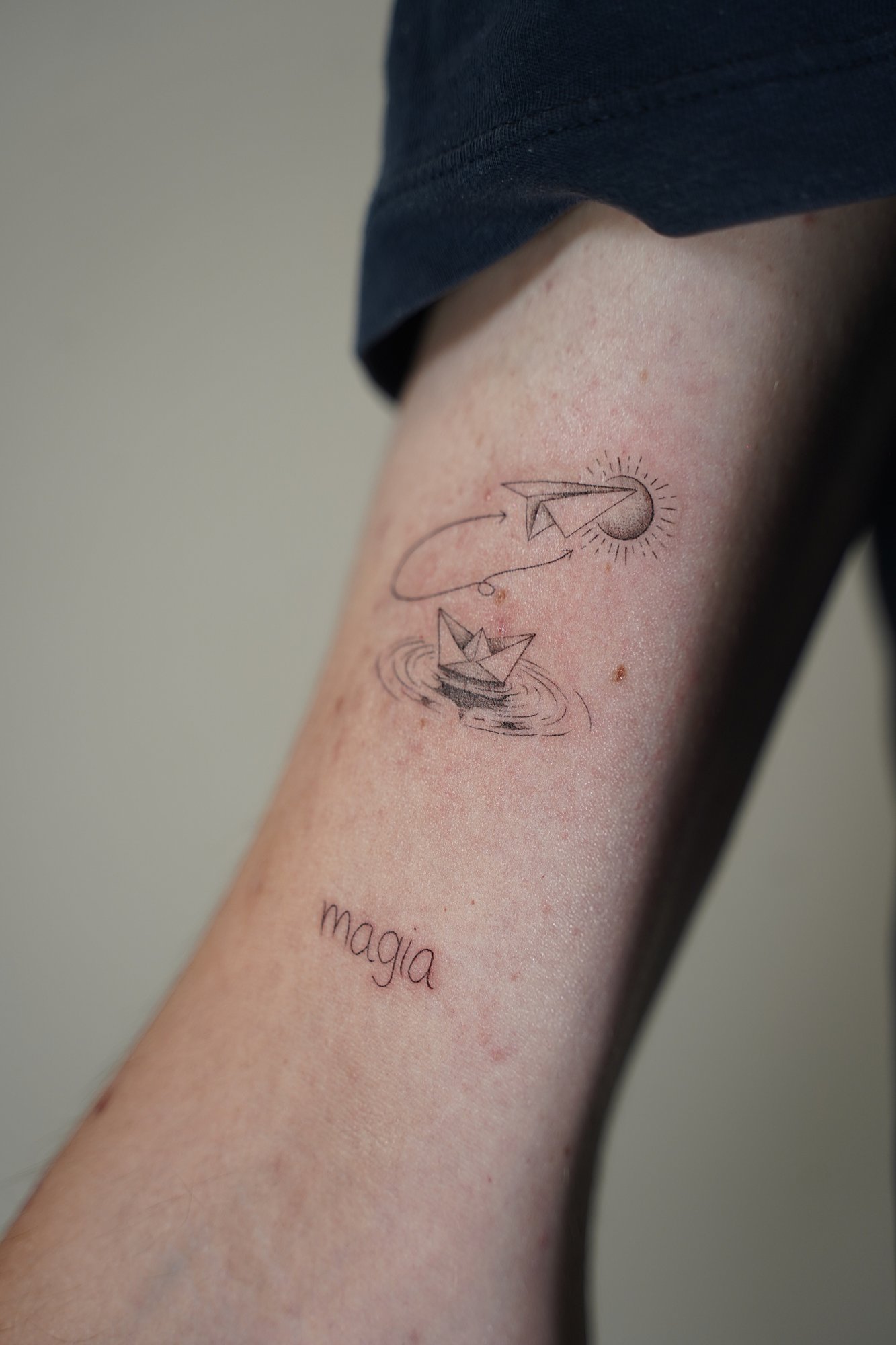 Tatuaje de frase magia composicion en zona desconocida, línea fina