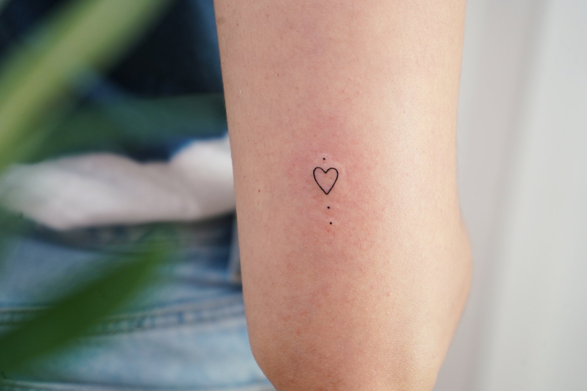 Tatuaje de frase manuscrito en zona desconocida, línea fina