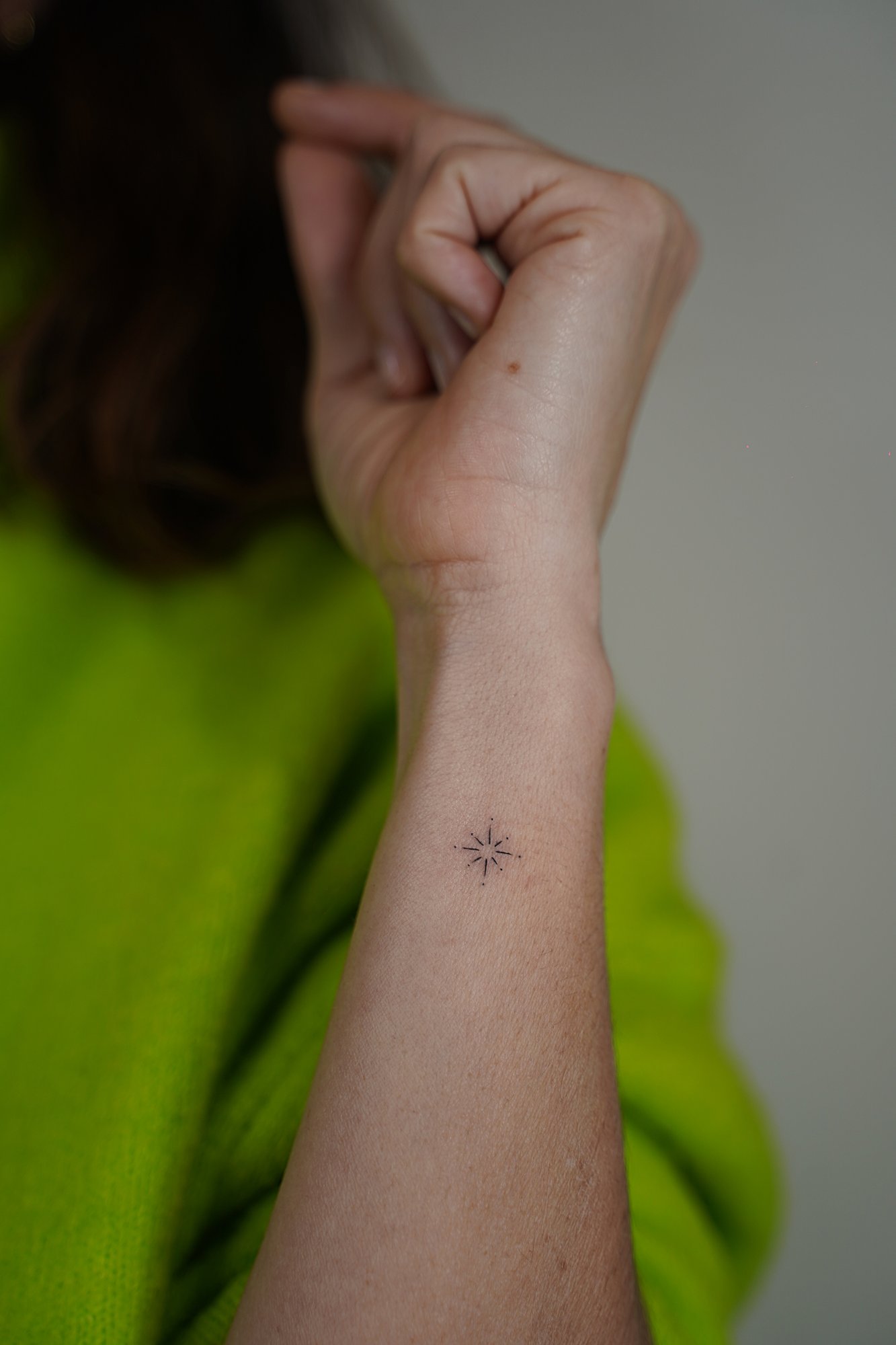 Tatuaje de frase manuscrito en zona desconocida, línea fina