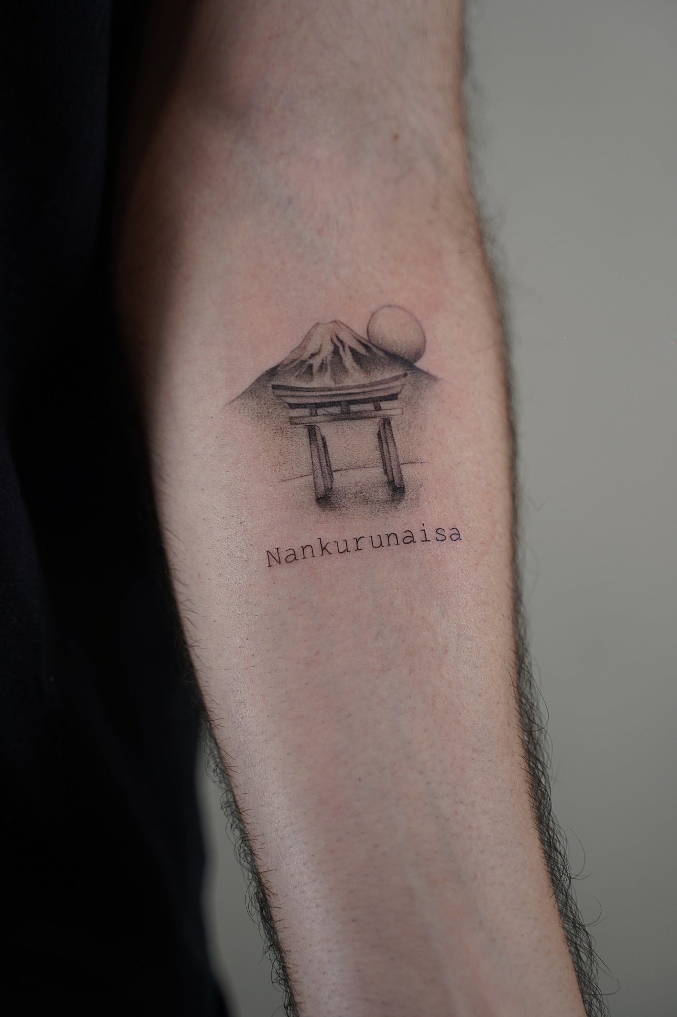 Tatuaje de frase maquina en costilla, línea fina