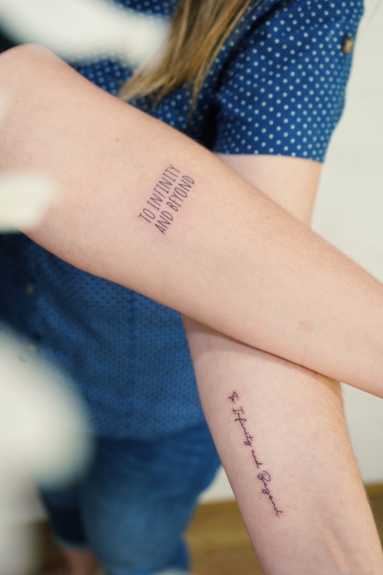 Tatuaje de frase mayuscula en zona desconocida, línea fina
