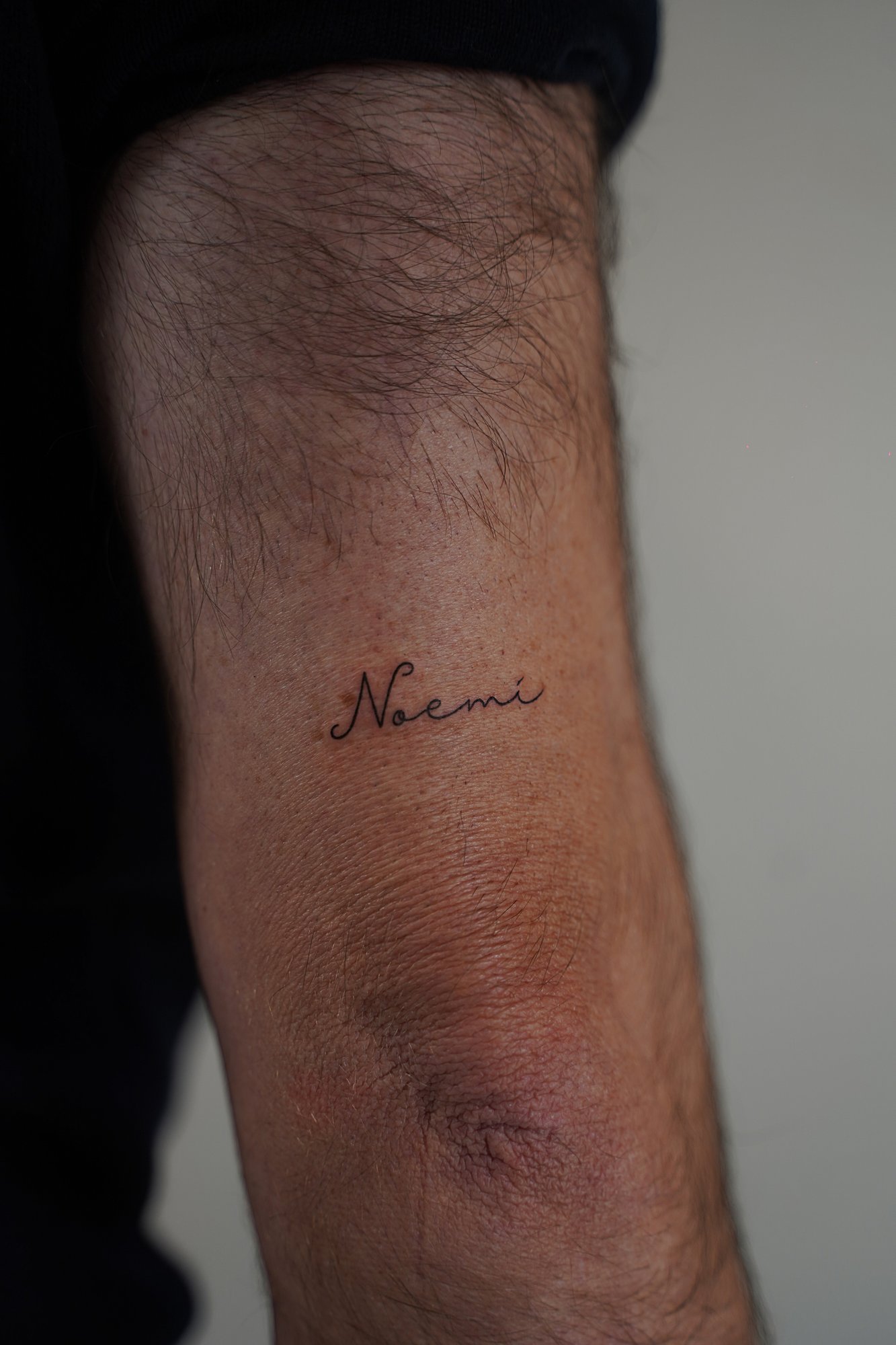 Tatuaje de frase nombres en zona desconocida, línea fina