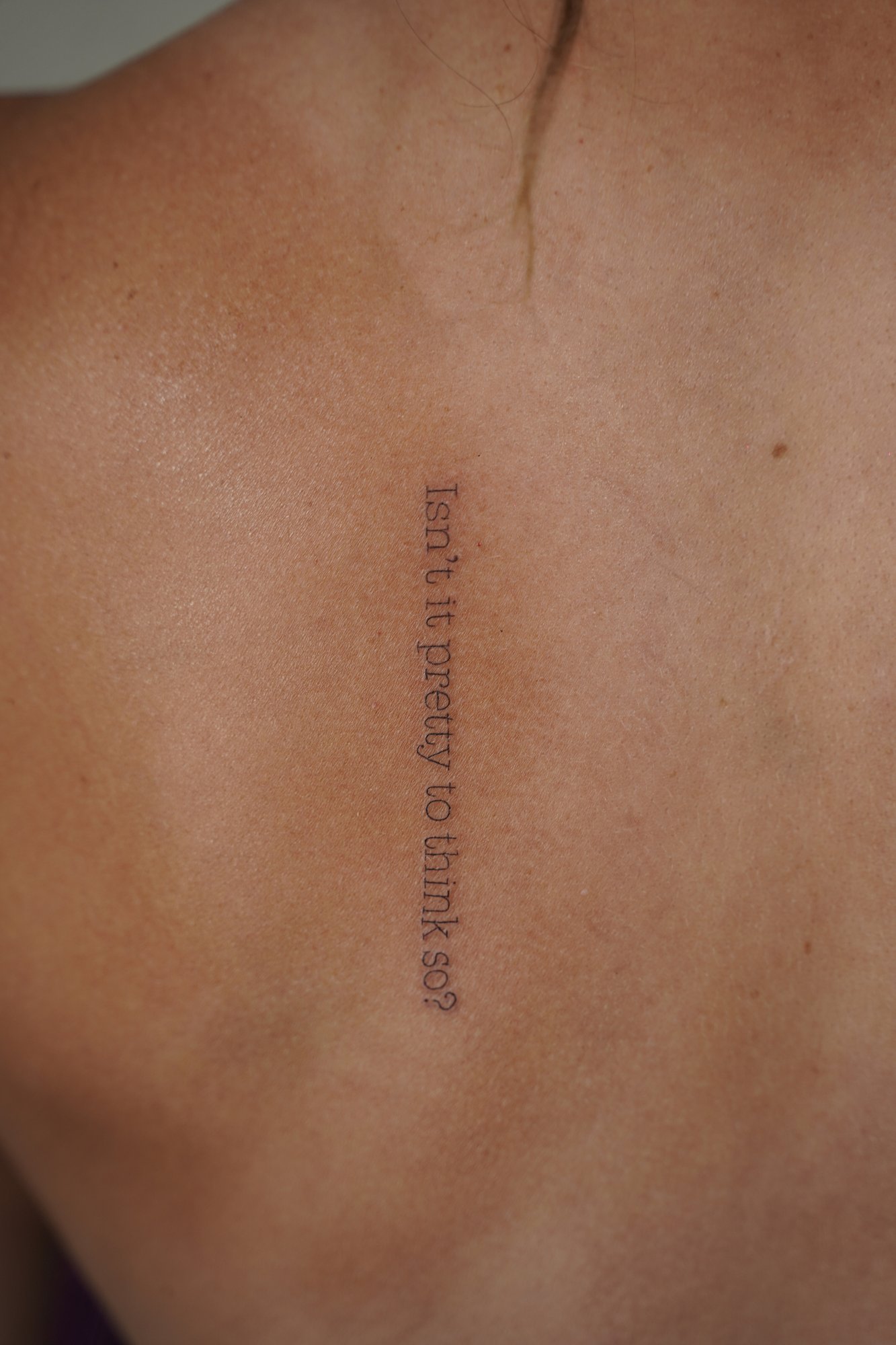 Tatuaje de frase porque no en brazo, línea fina