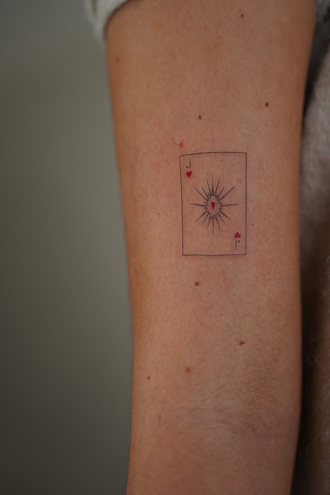 Tatuaje de frase recuerda quien eres en zona desconocida, línea fina