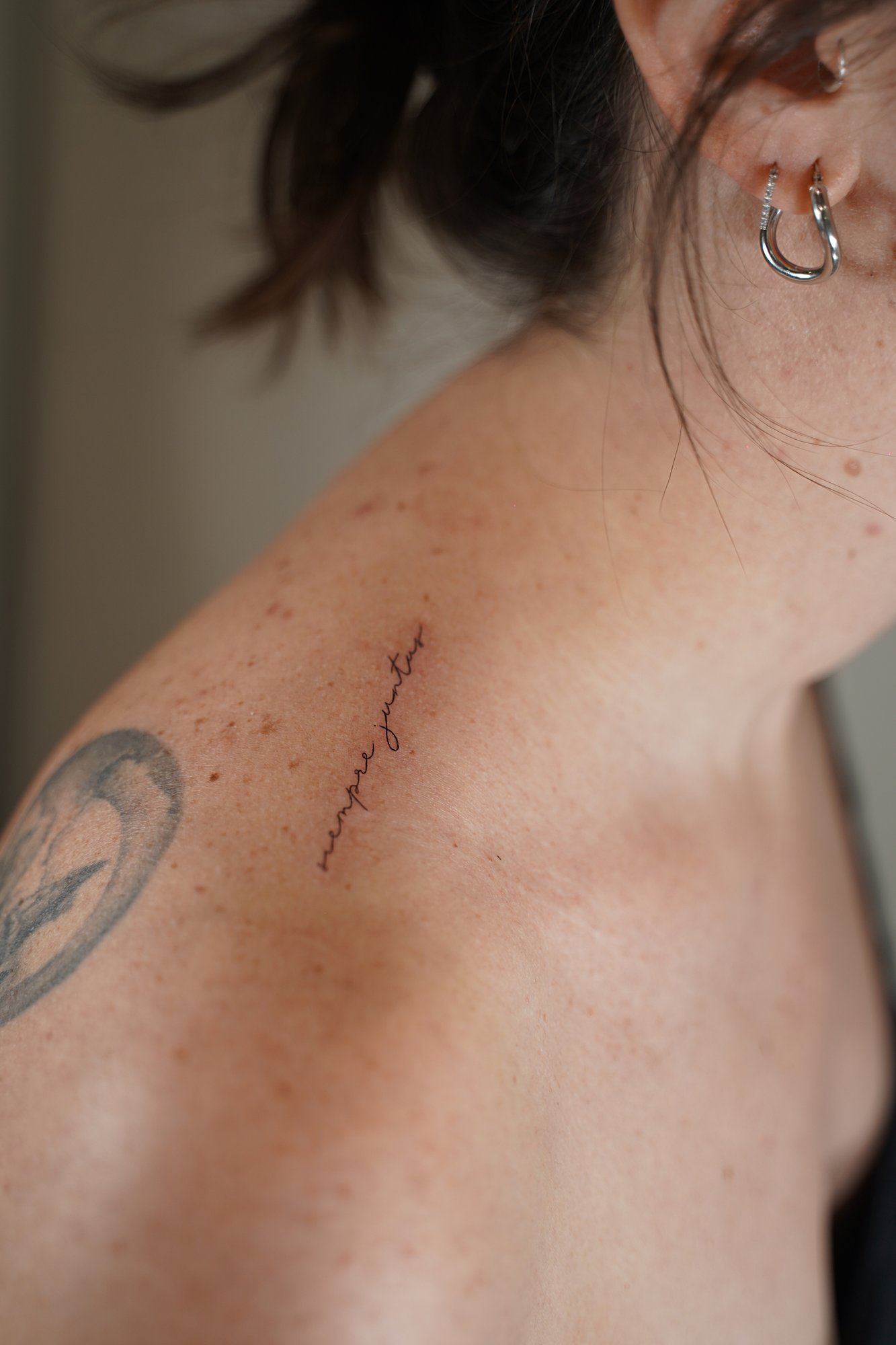 Tatuaje de frase siempre juntas en clavicula, línea fina