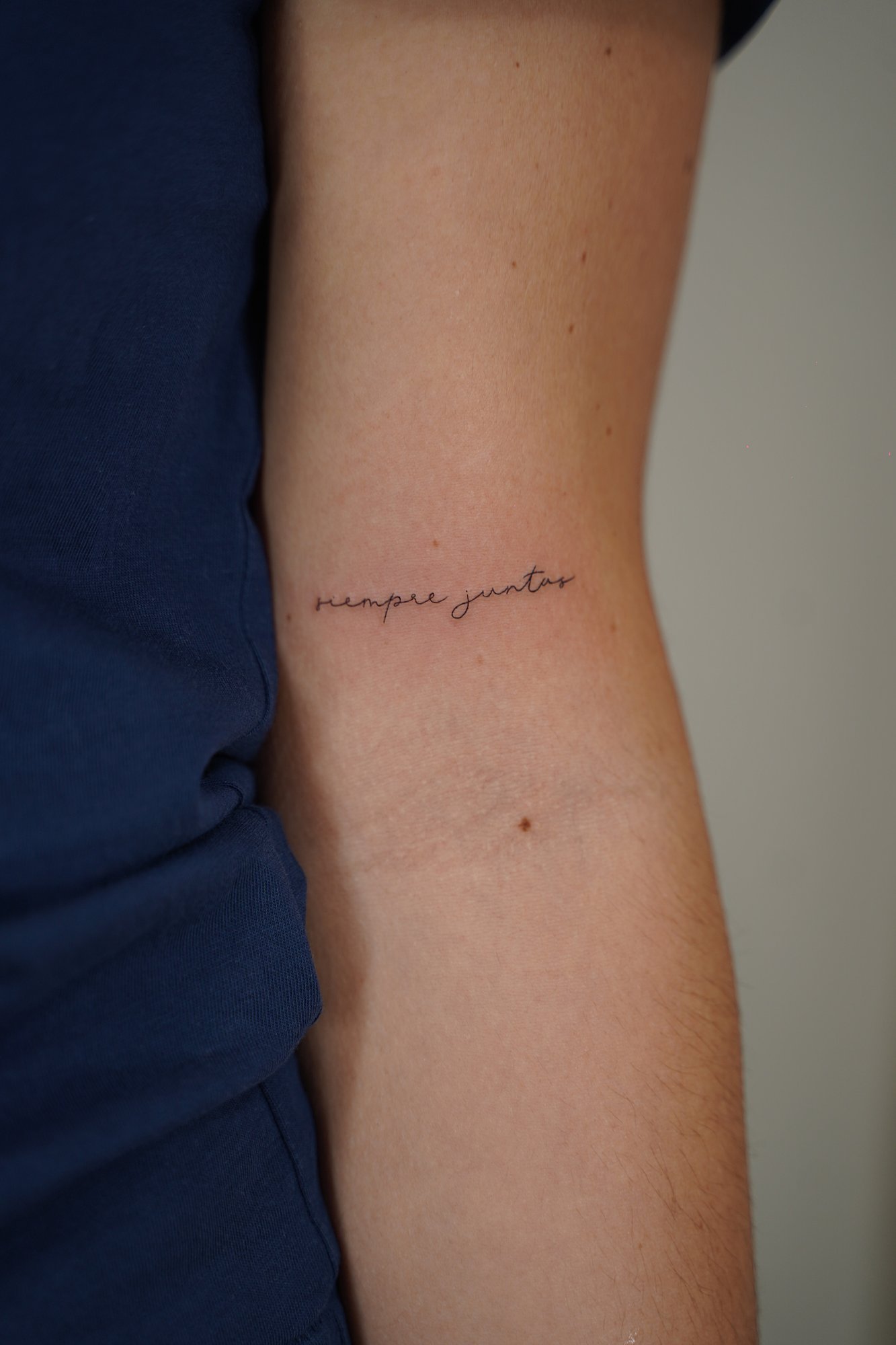 Tatuaje de frase siempre juntos en zona desconocida, línea fina
