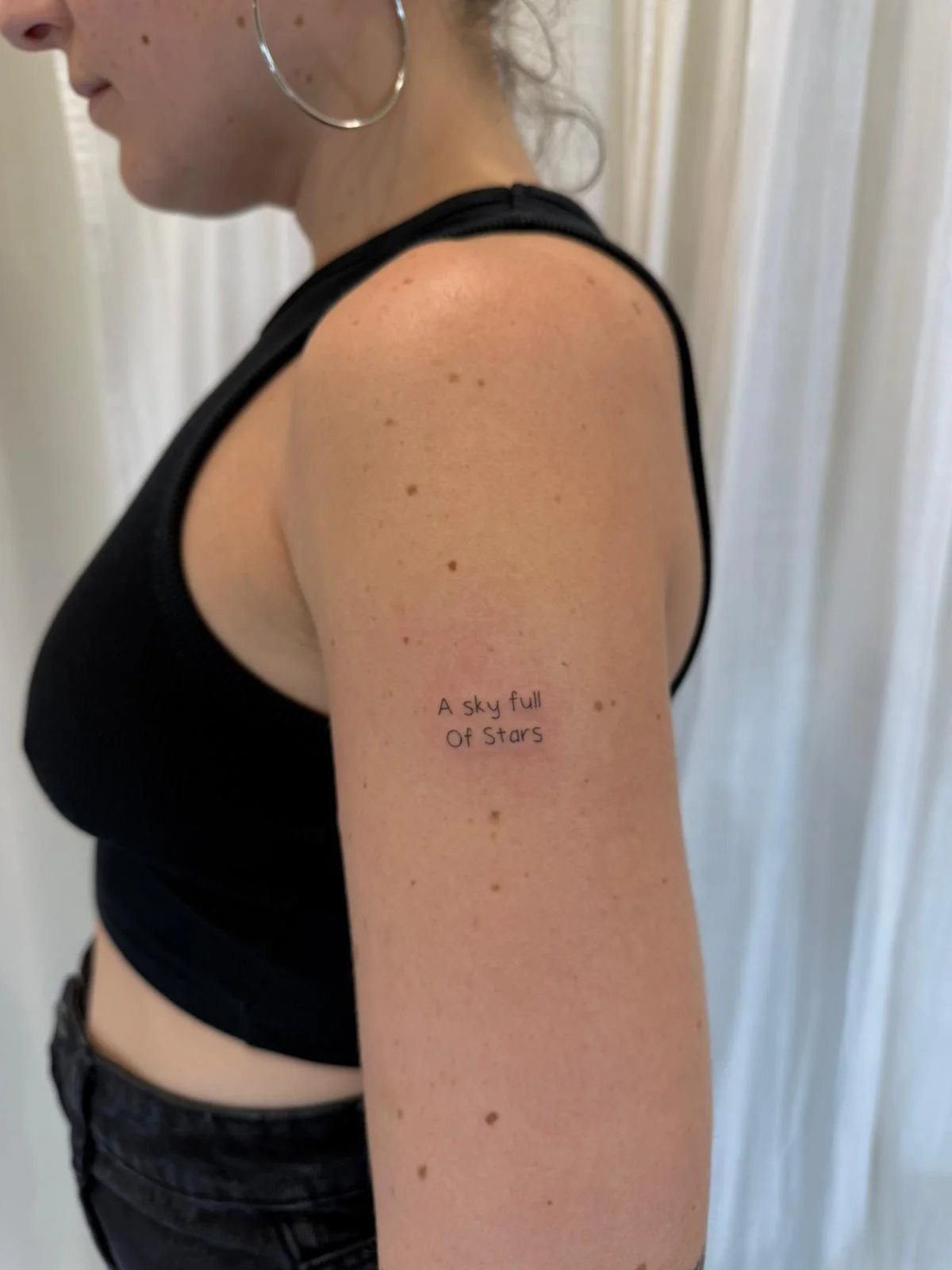 Tatuaje letras-frases frase sky stars brazo