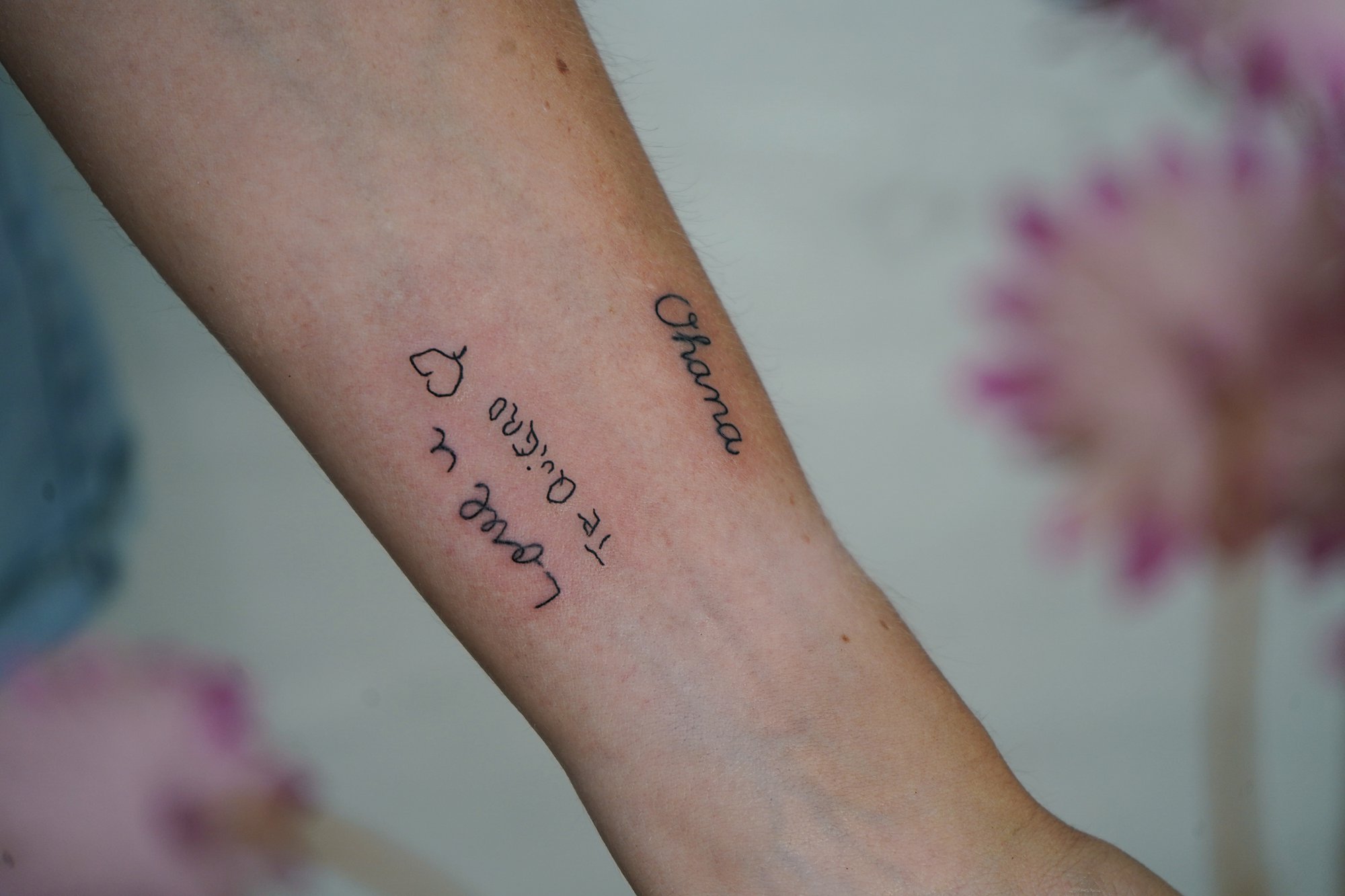 Tatuaje de frase te quiero en costilla, línea fina