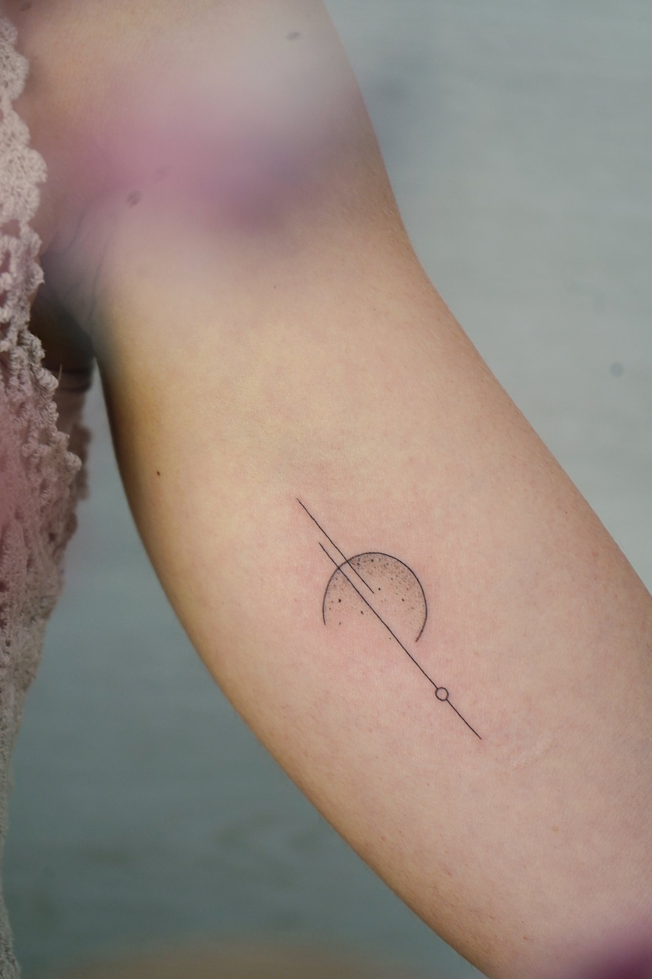Tatuaje de frase te quiero en costilla, línea fina