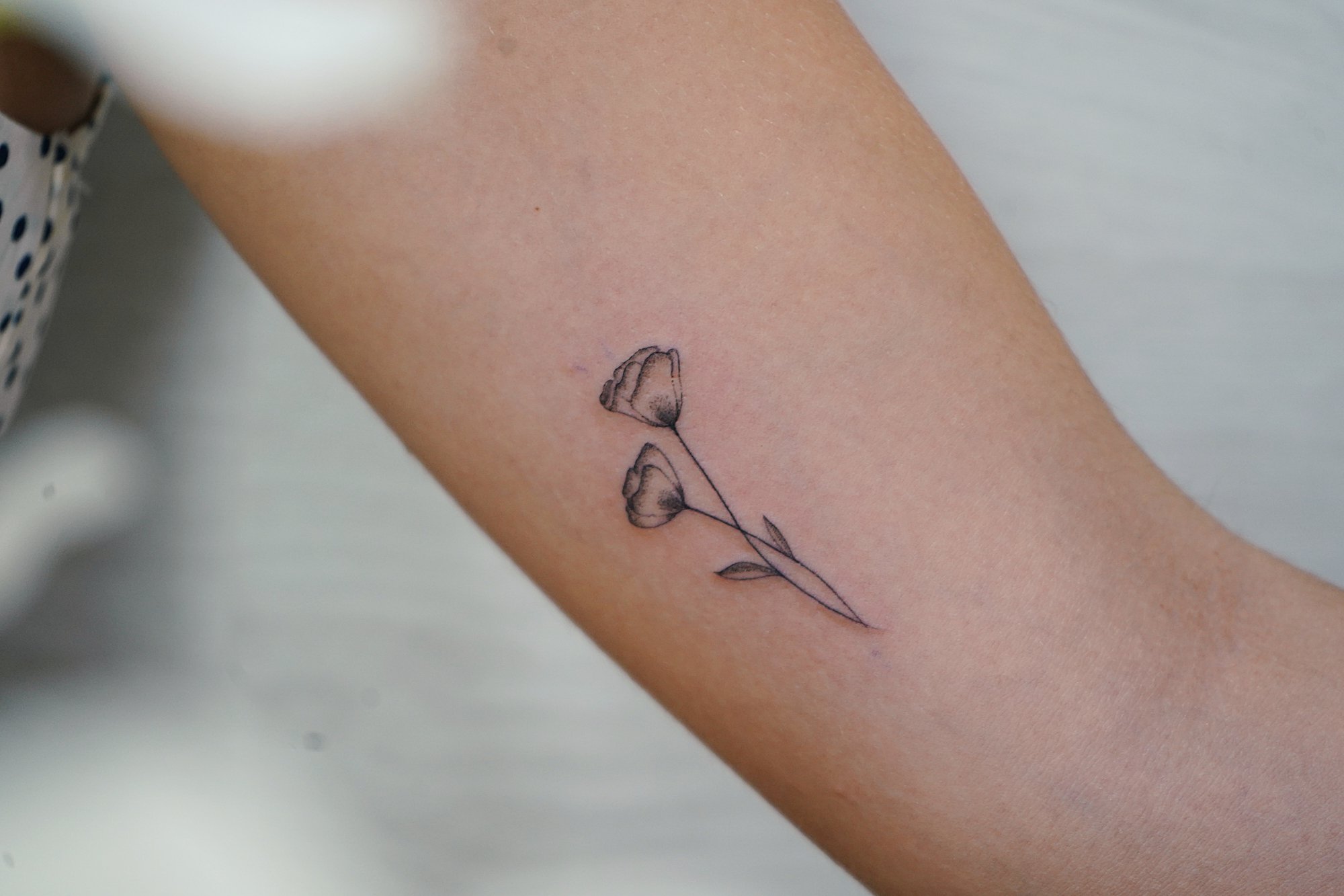 Tatuaje de frase this too shall pass en zona desconocida, línea fina