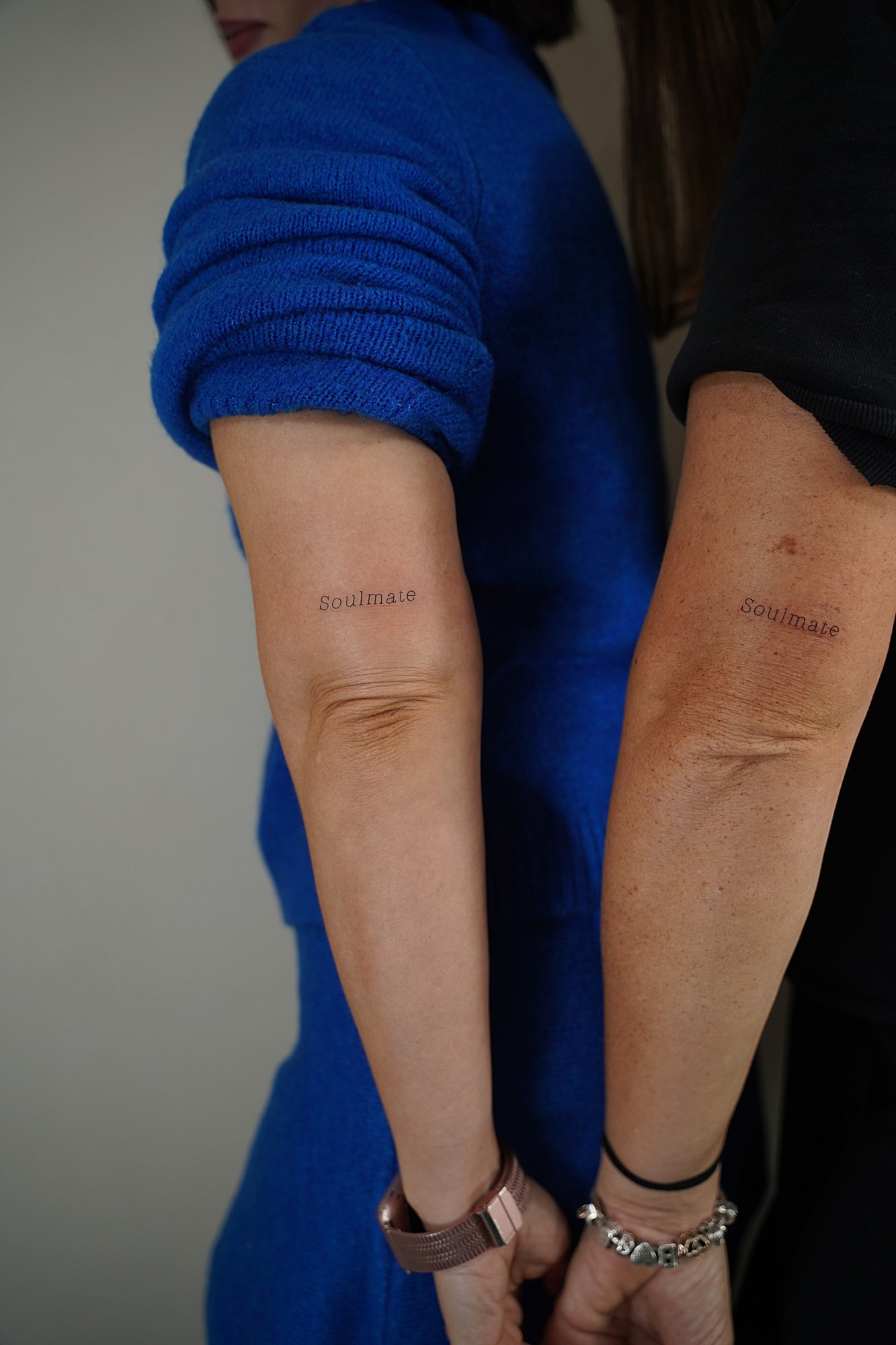 Tatuaje de frase todo pasa en zona desconocida, línea fina