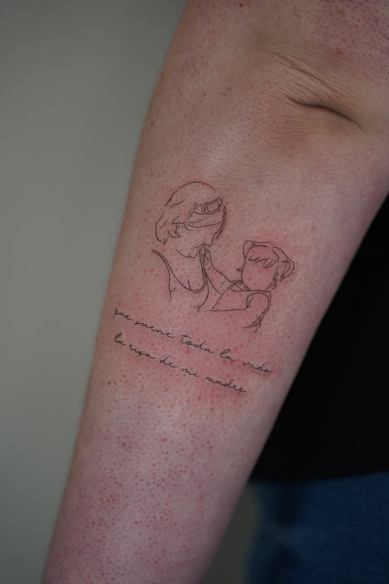 Tatuaje de frase vale la pena en dedo, línea fina