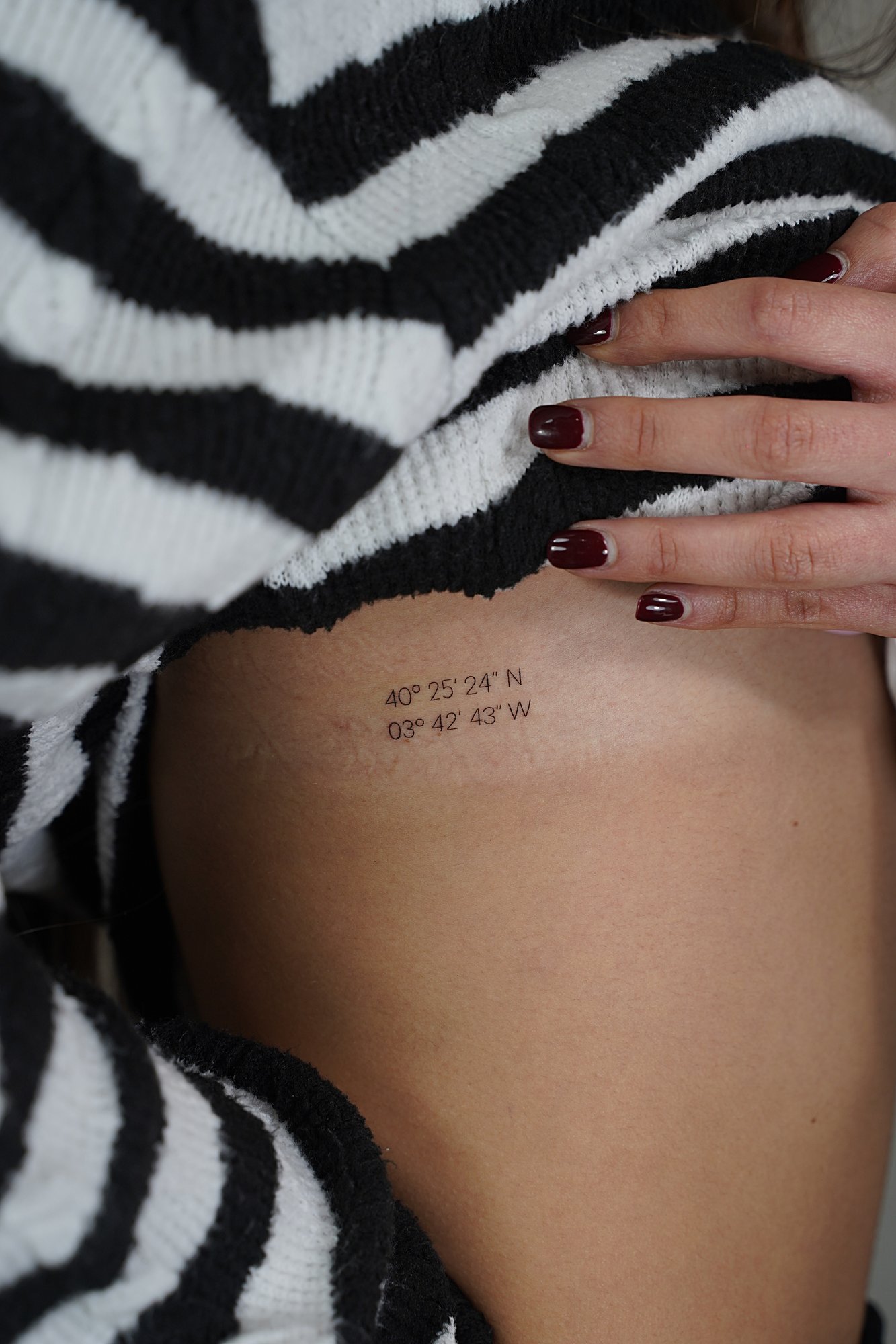 Tatuaje de frase vida es hoy en zona desconocida, línea fina