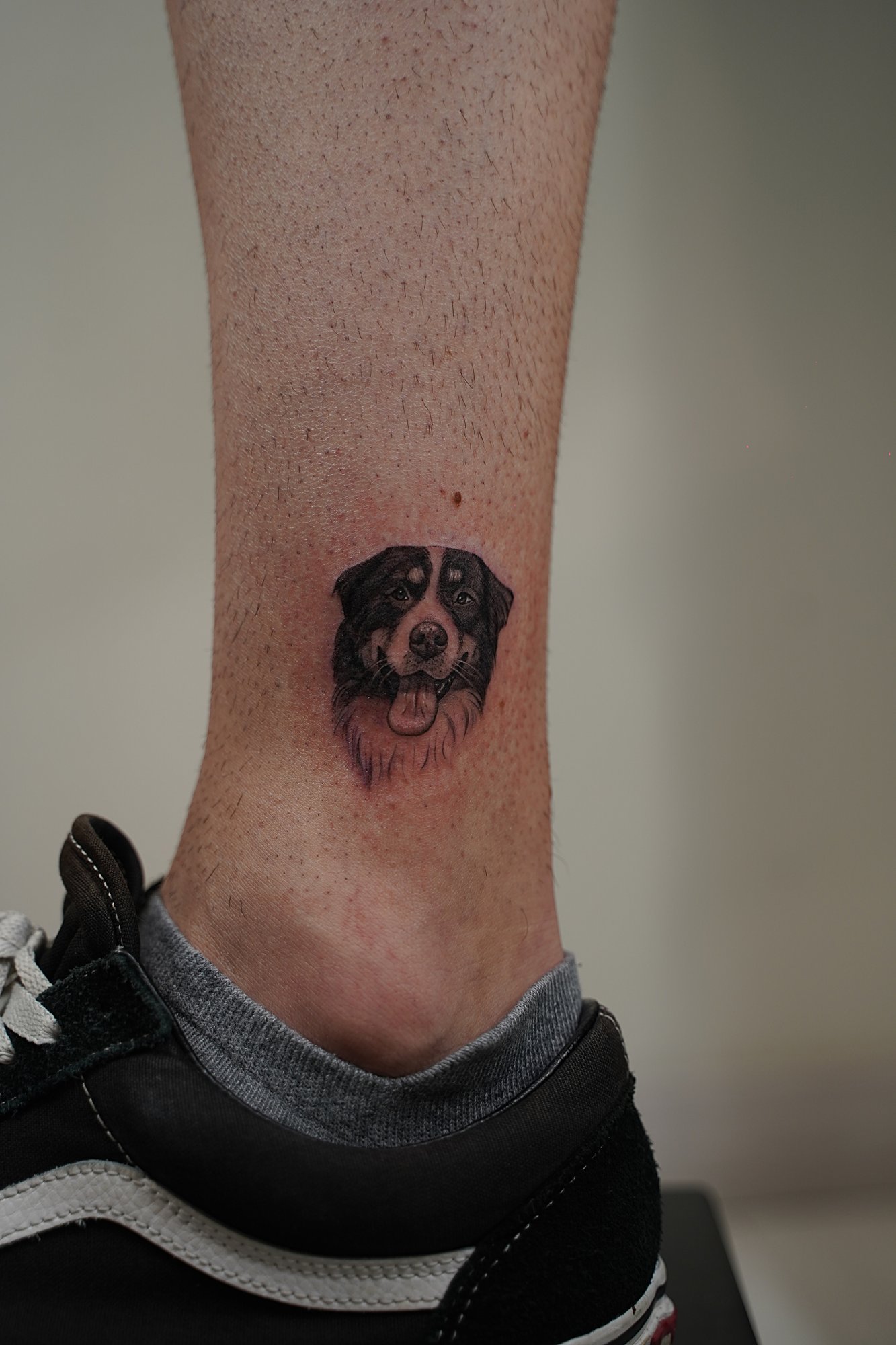 Tatuaje de frase vivir urgente en antebrazo, línea fina