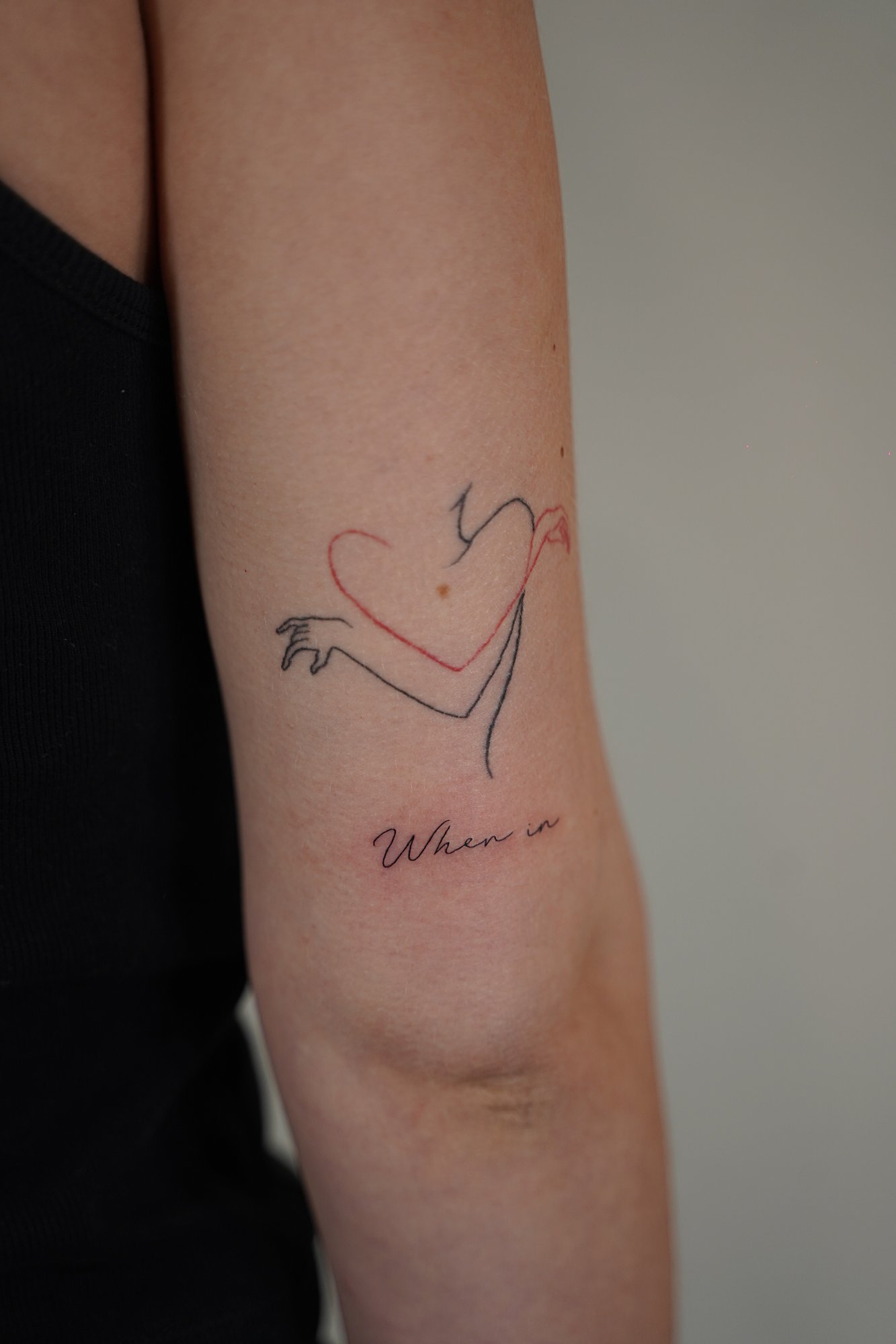Tatuaje de frase when in en zona desconocida, línea fina