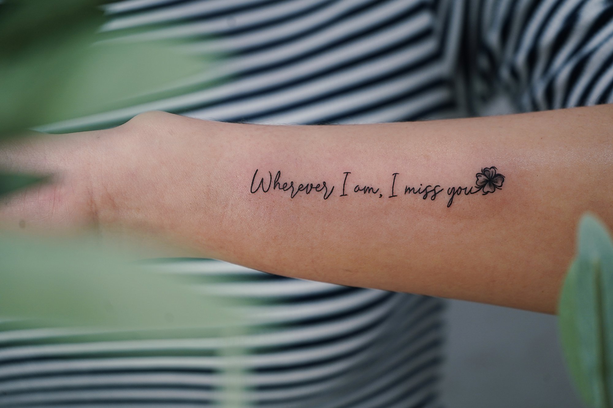 Tatuaje de frase wherever en zona desconocida, línea fina