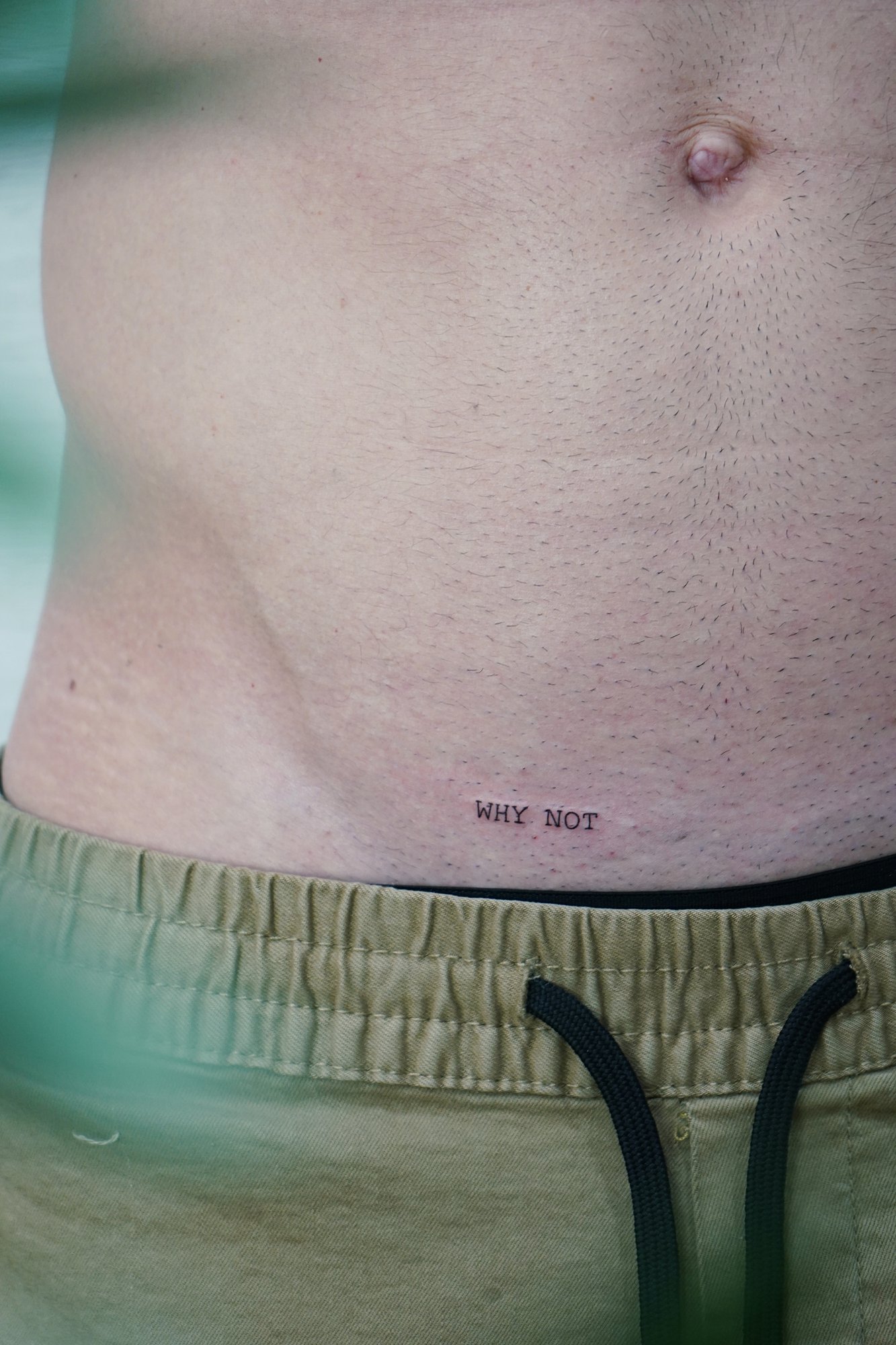 Tatuaje de frase why not en zona desconocida, línea fina
