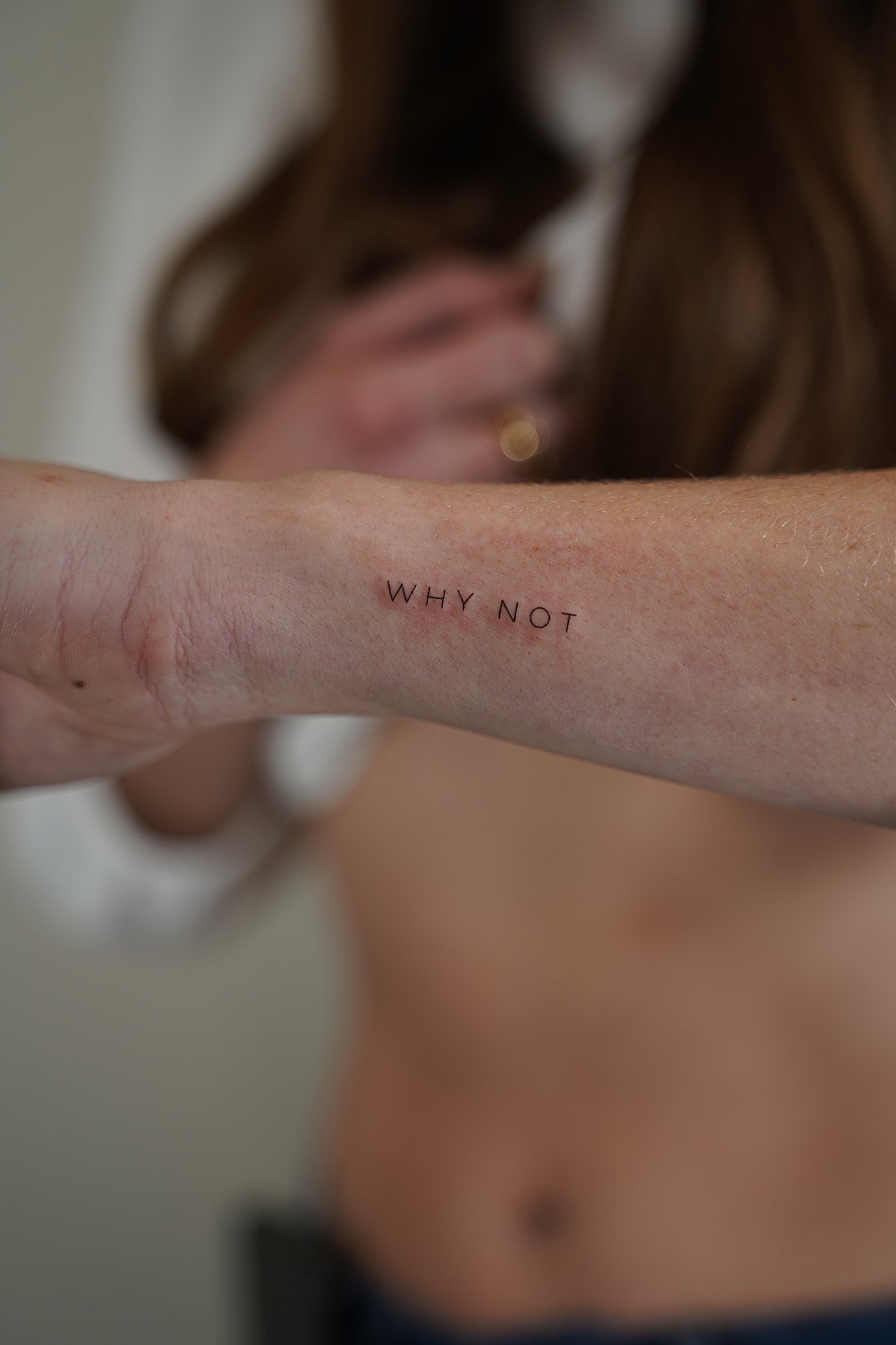Tatuaje de frase why not en zona desconocida, línea fina