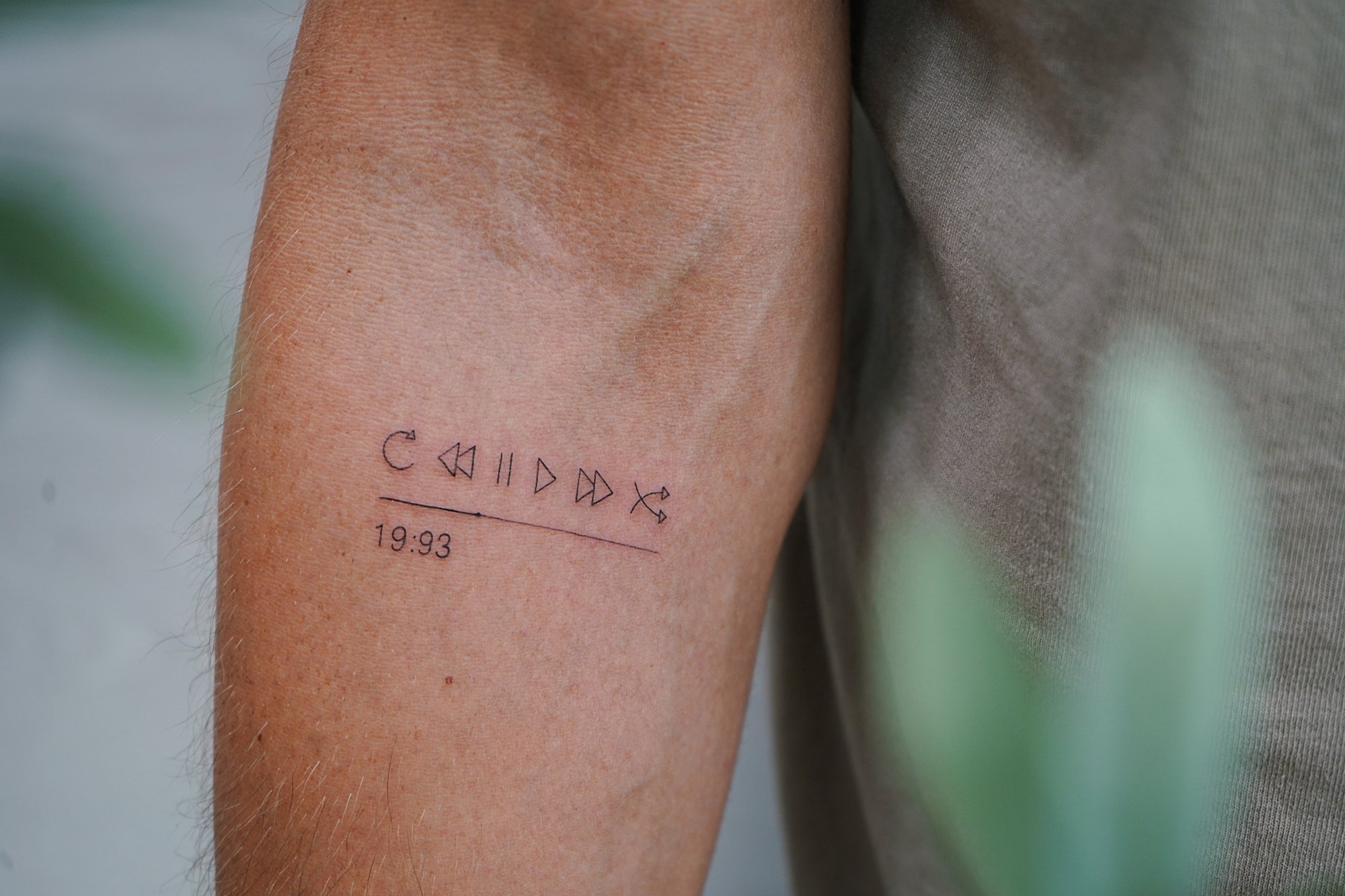 Tatuaje de frase en antebrazo, línea fina