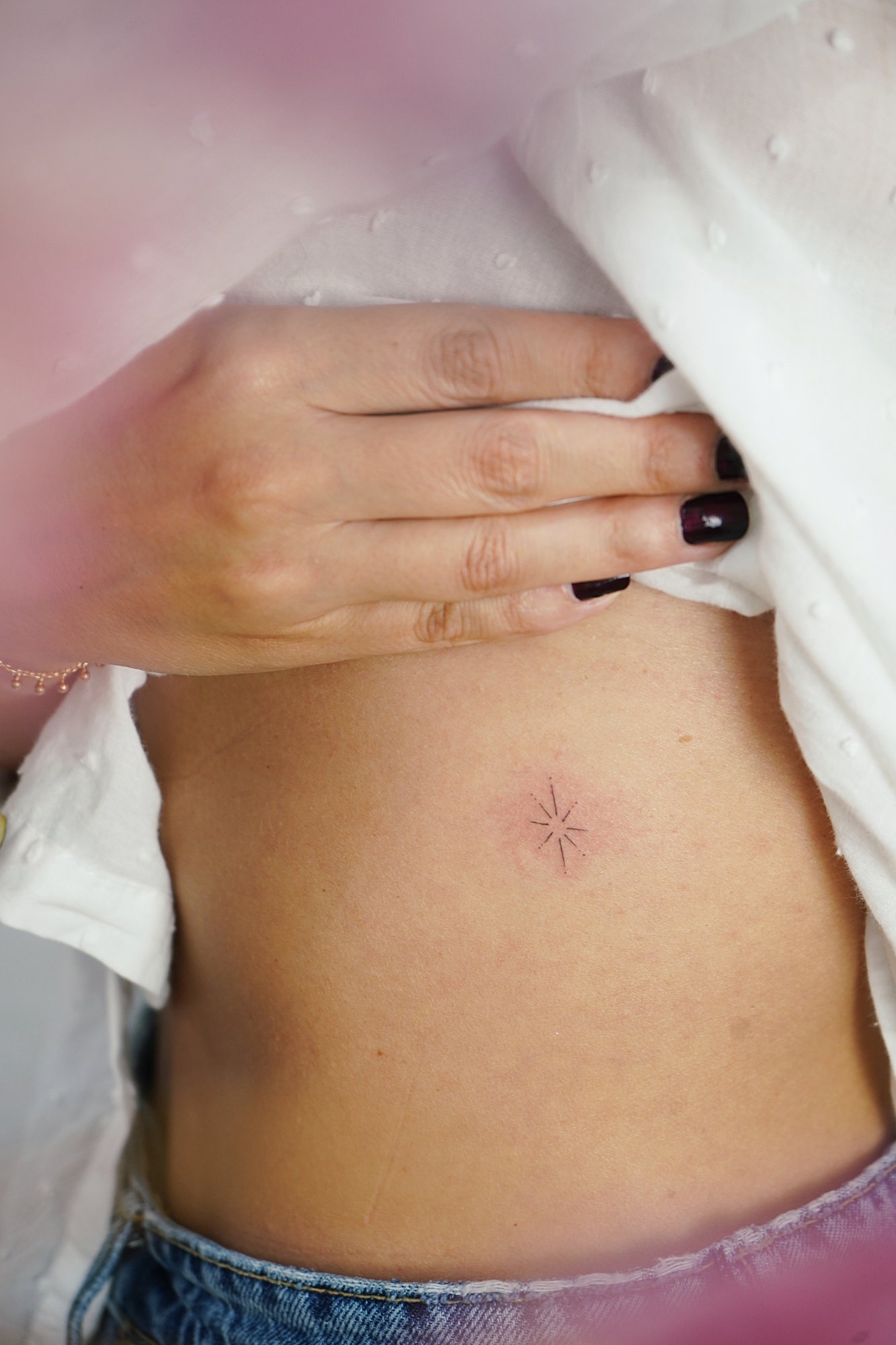 Tatuaje de frase en antebrazo, línea fina