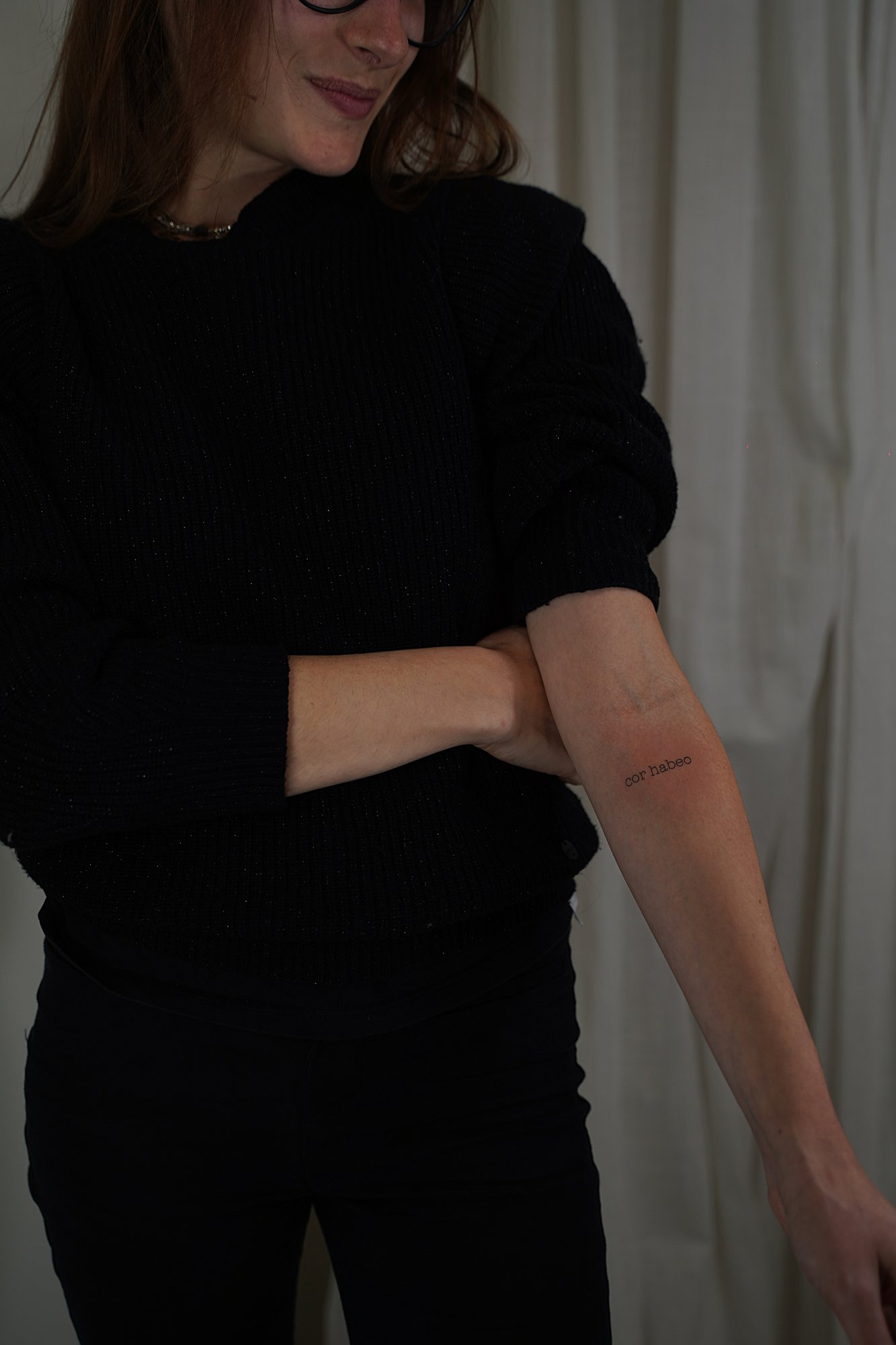 Tatuaje de frase en antebrazo, línea fina