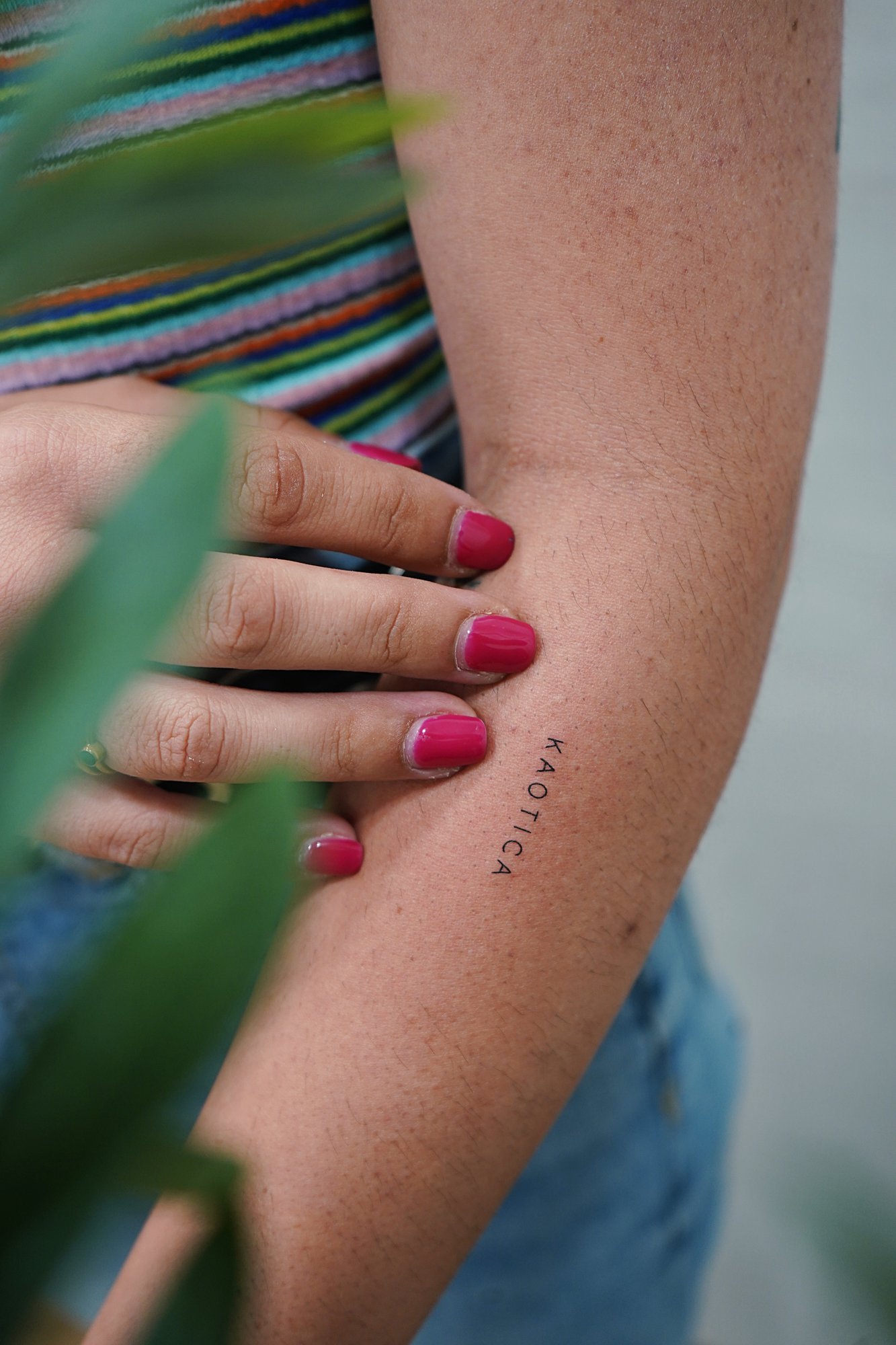 Tatuaje de frase en cadera, línea fina