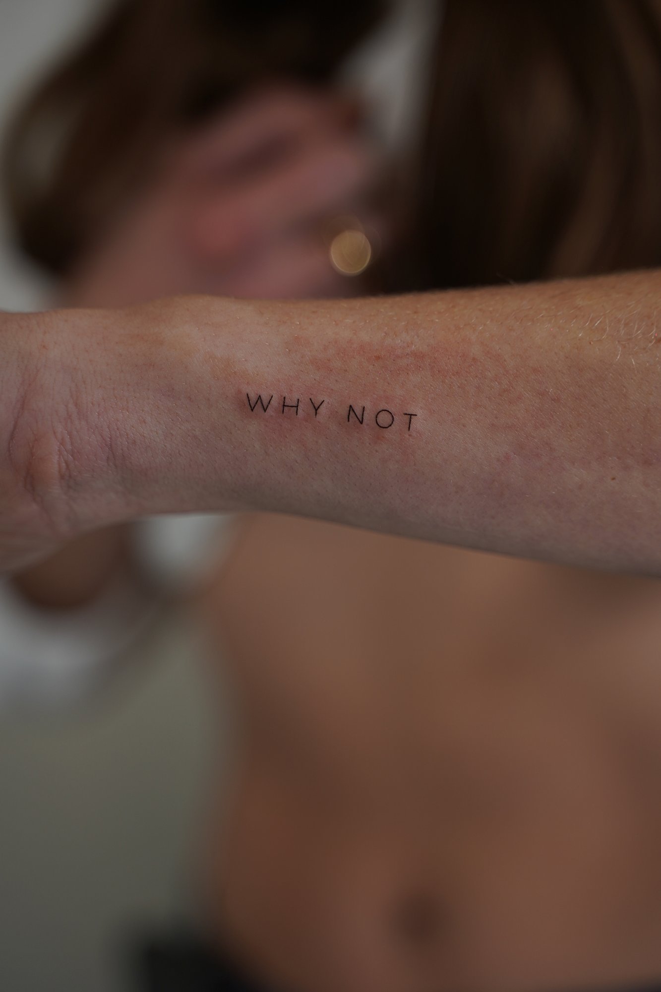 Tatuaje de frase en columna, línea fina
