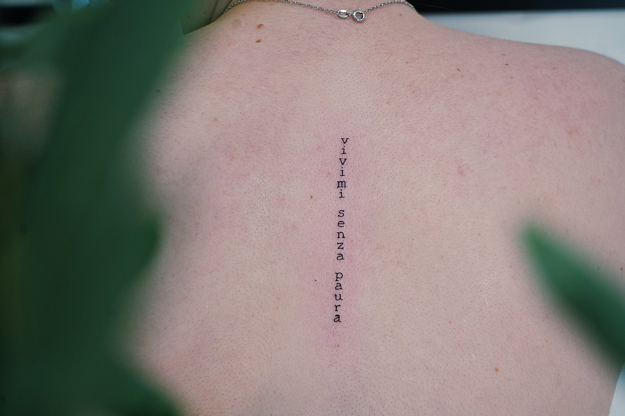 Tatuaje de frase en costilla, línea fina