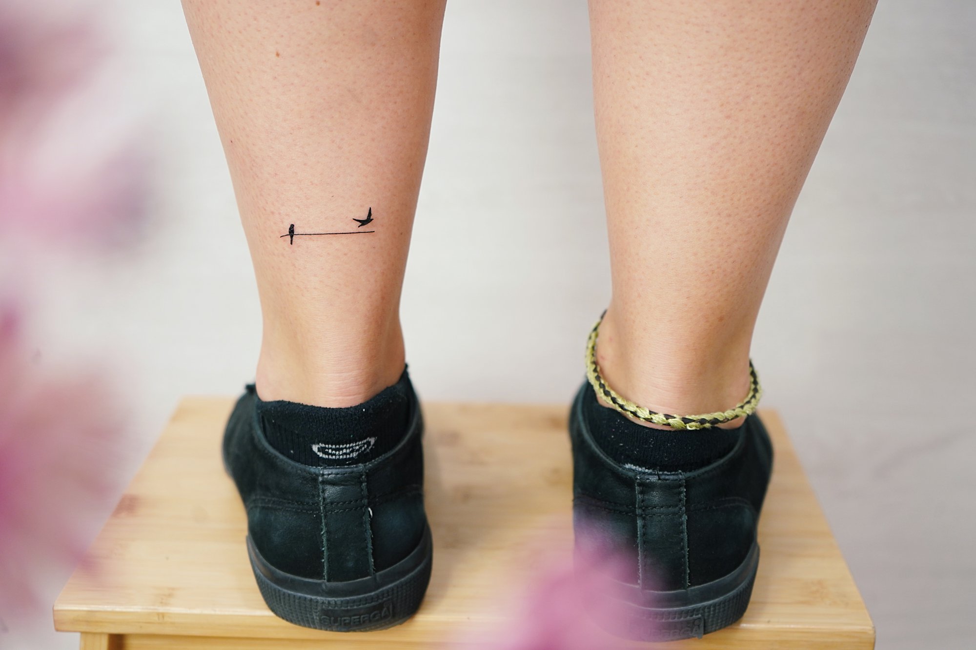Tatuaje de frase en costilla, línea fina
