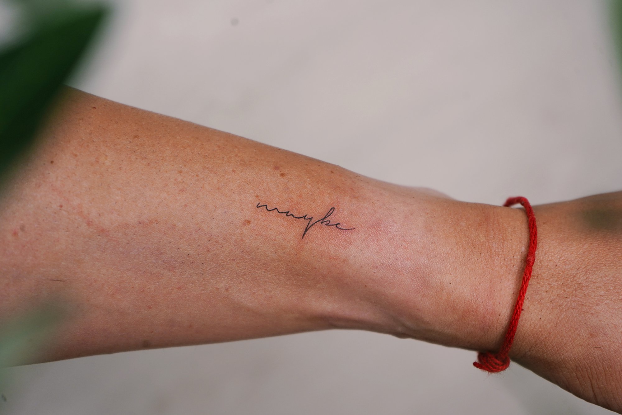 Tatuaje de frase en costilla, línea fina
