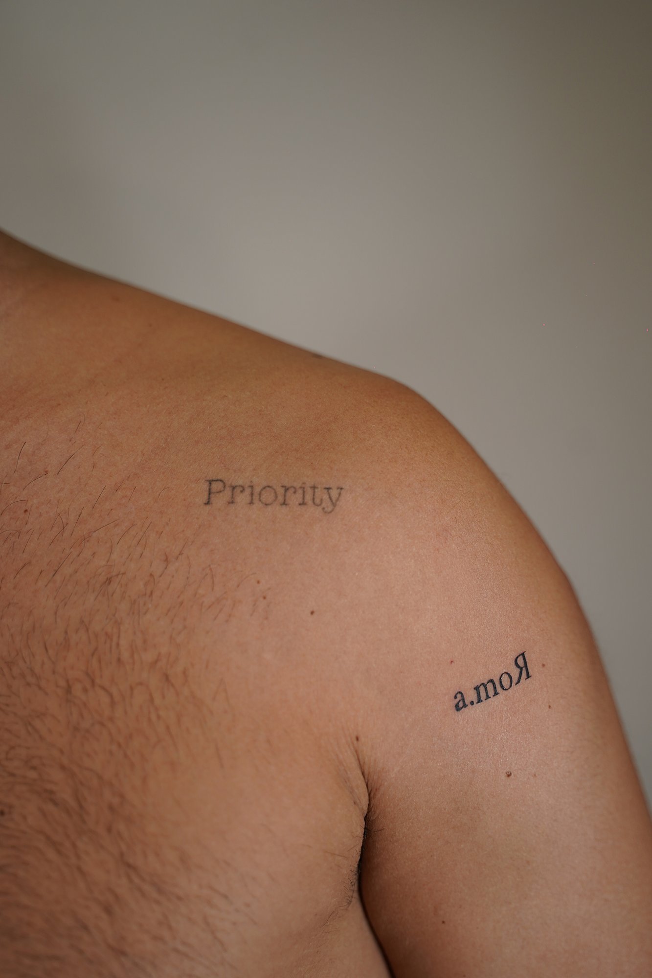 Tatuaje de frase en costilla, línea fina