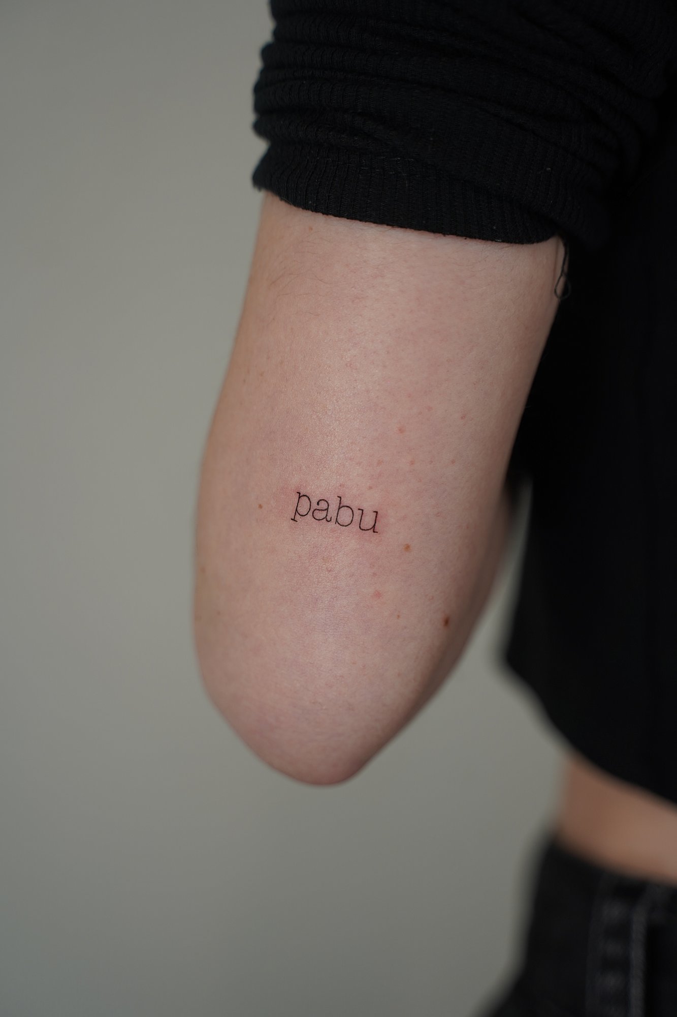 Tatuaje de frase en costilla, línea fina