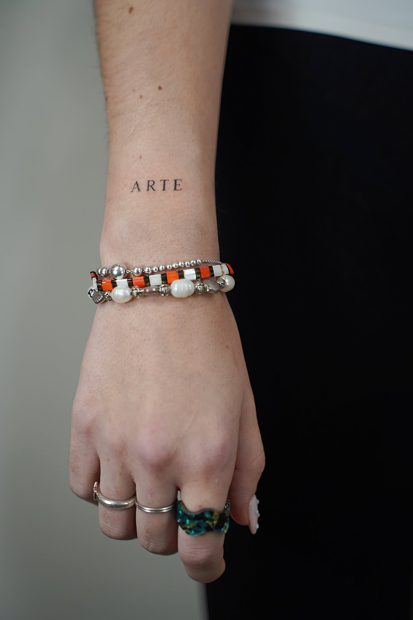 Tatuaje de frase en detras oreja, línea fina