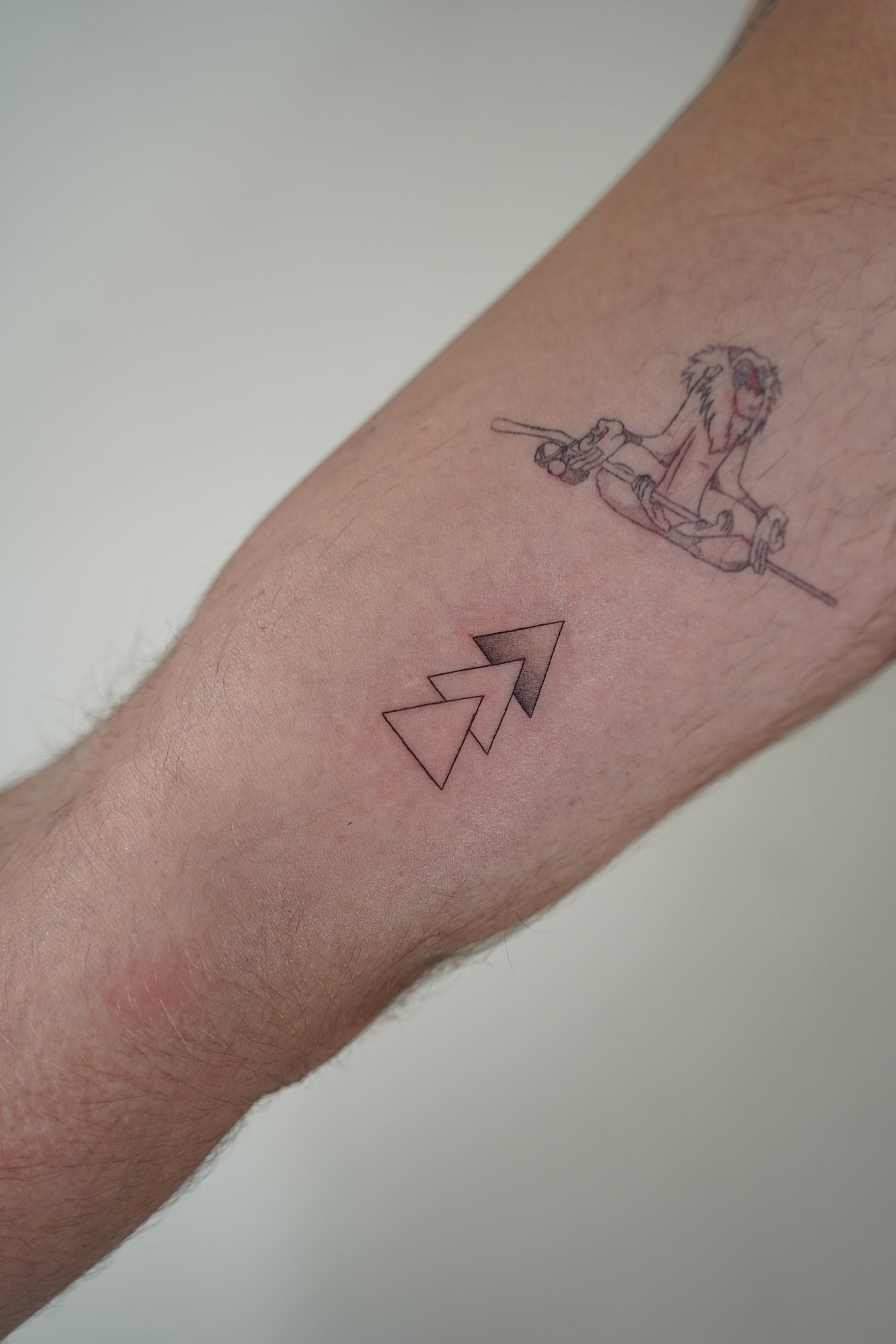 Tatuaje de frase en espalda, línea fina