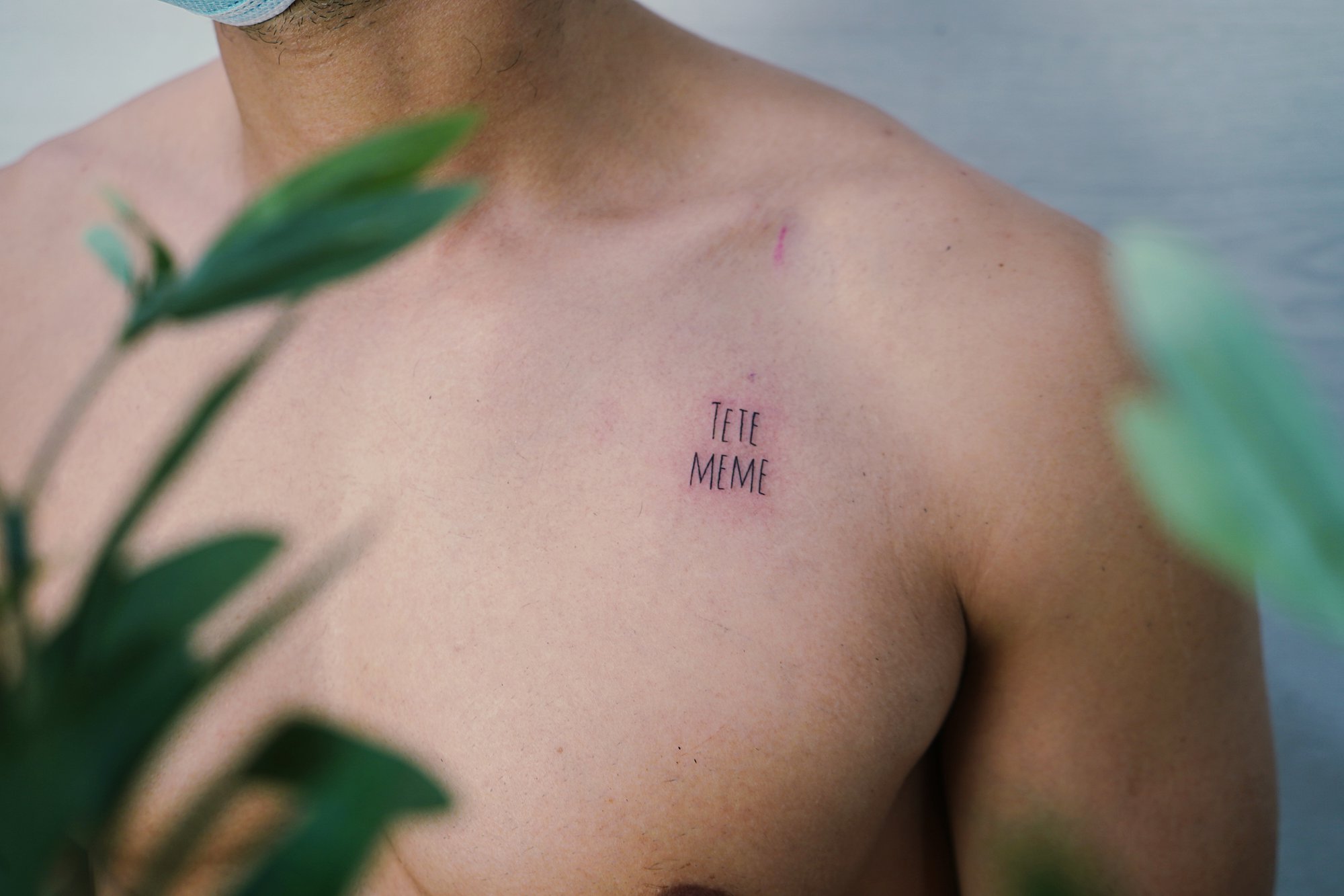 Tatuaje de frase en pecho, línea fina