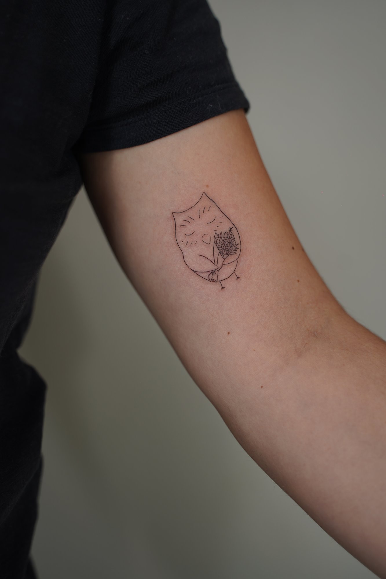 Tatuaje de frase en pecho, línea fina